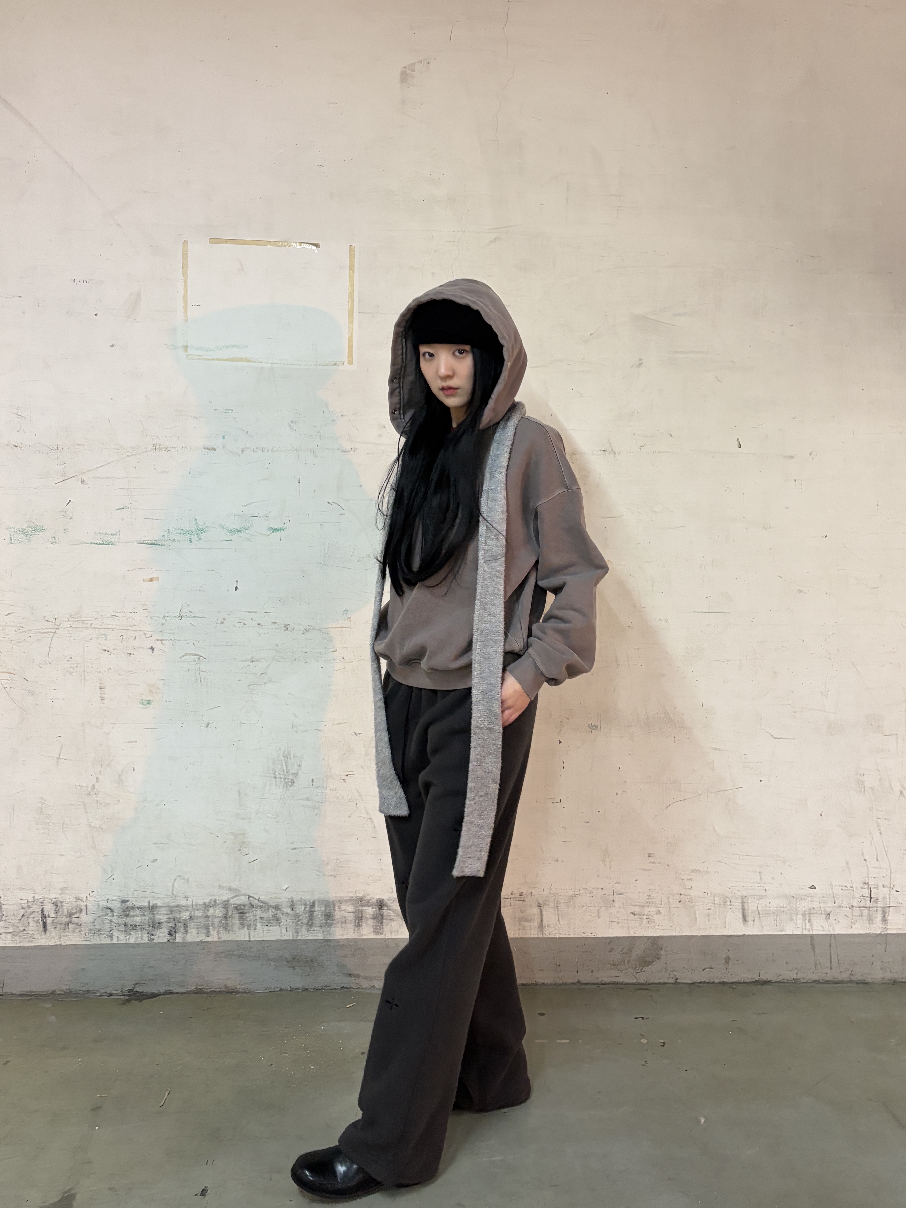 Riomeu Pigment Heavy Sweat Burton Hoodie Brown, Riomeu Fleece Loose Pants Charcoal 착용 스타일 - 2