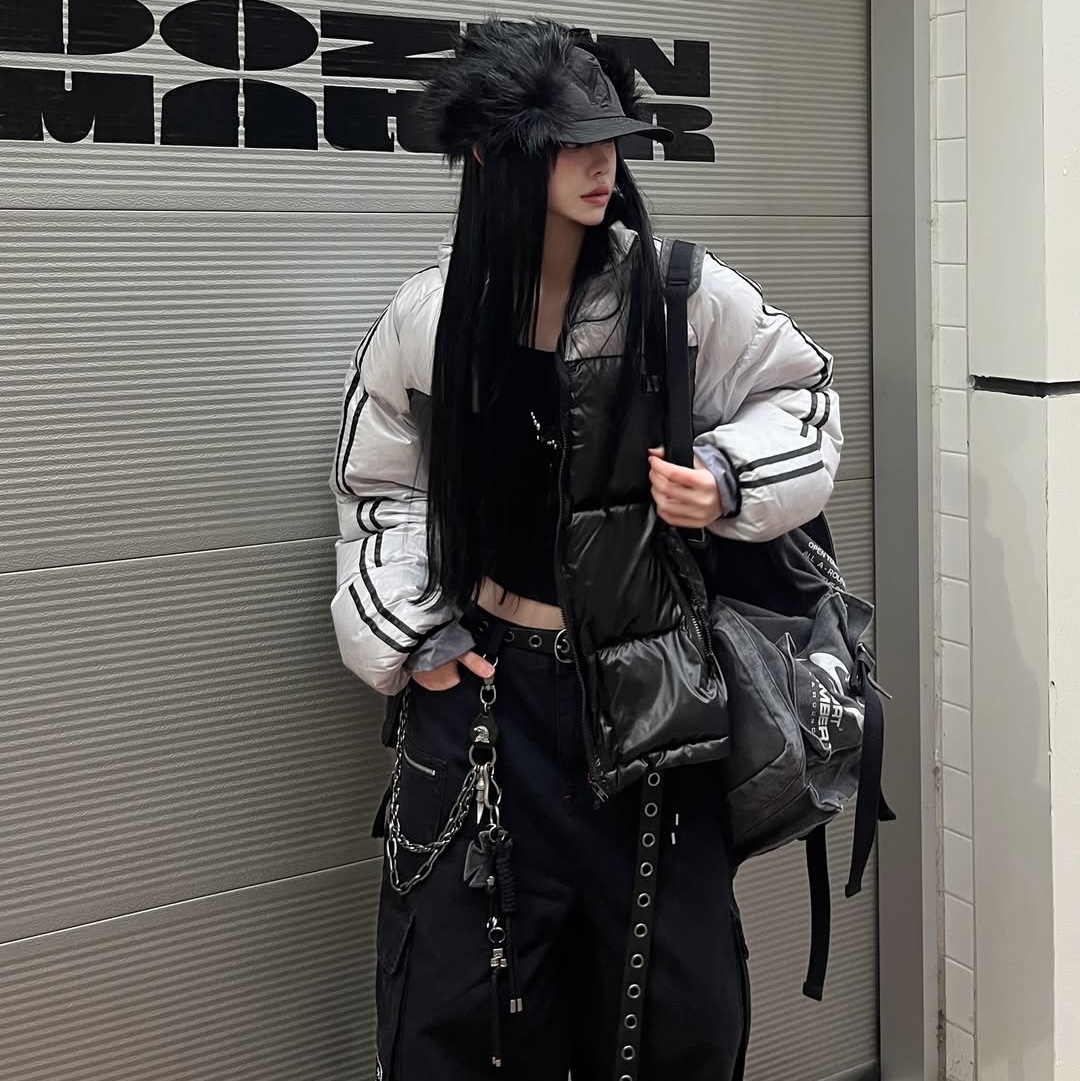 SPORT CHAMBER x Coca-Cola Cargo Pants Black, SPORT CHAMBER SC Track DuckDown Jacket Black 착용 스타일 - 5