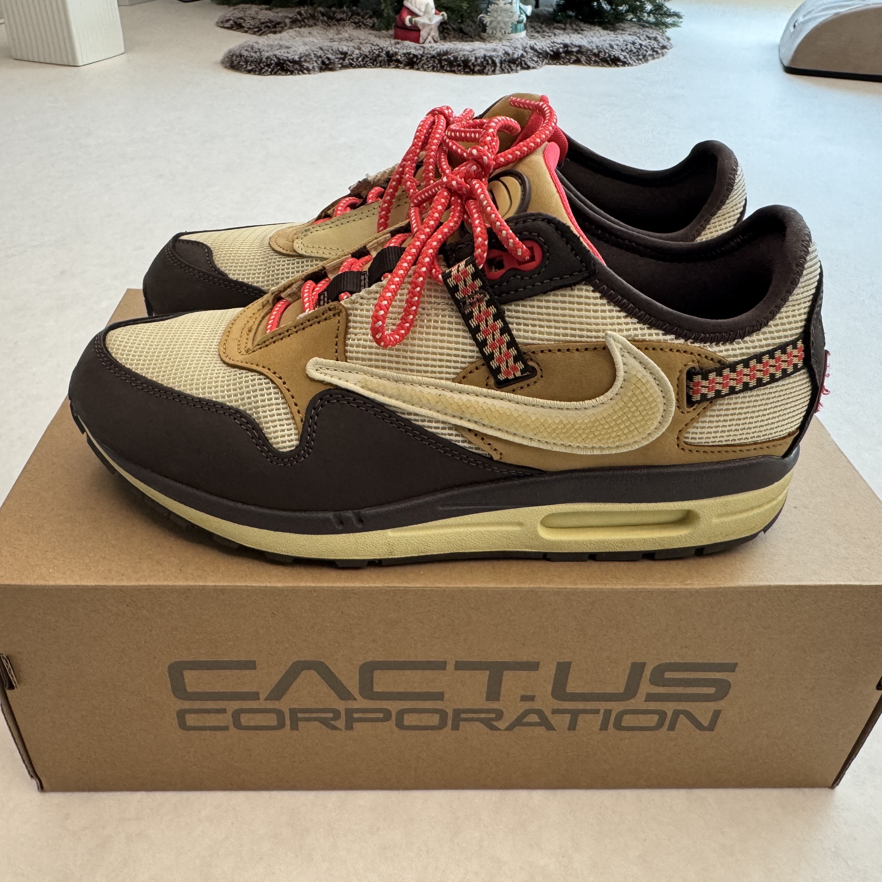 Nike x Travis Scott Air Max 1 Cact.us Brown 착용 스타일 - 1