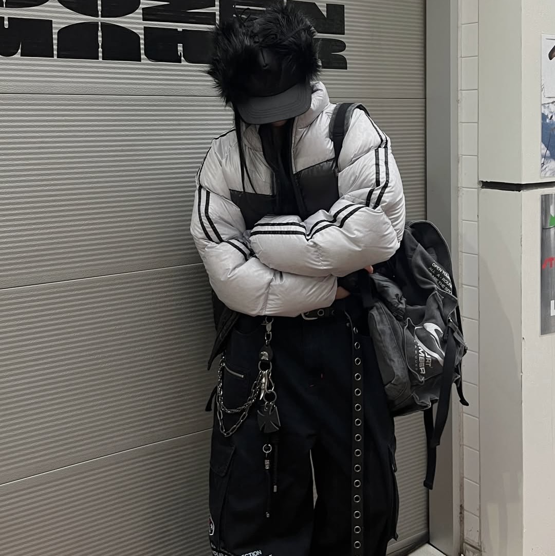 SPORT CHAMBER x Coca-Cola Cargo Pants Black, SPORT CHAMBER SC Track DuckDown Jacket Black 착용 스타일 - 8