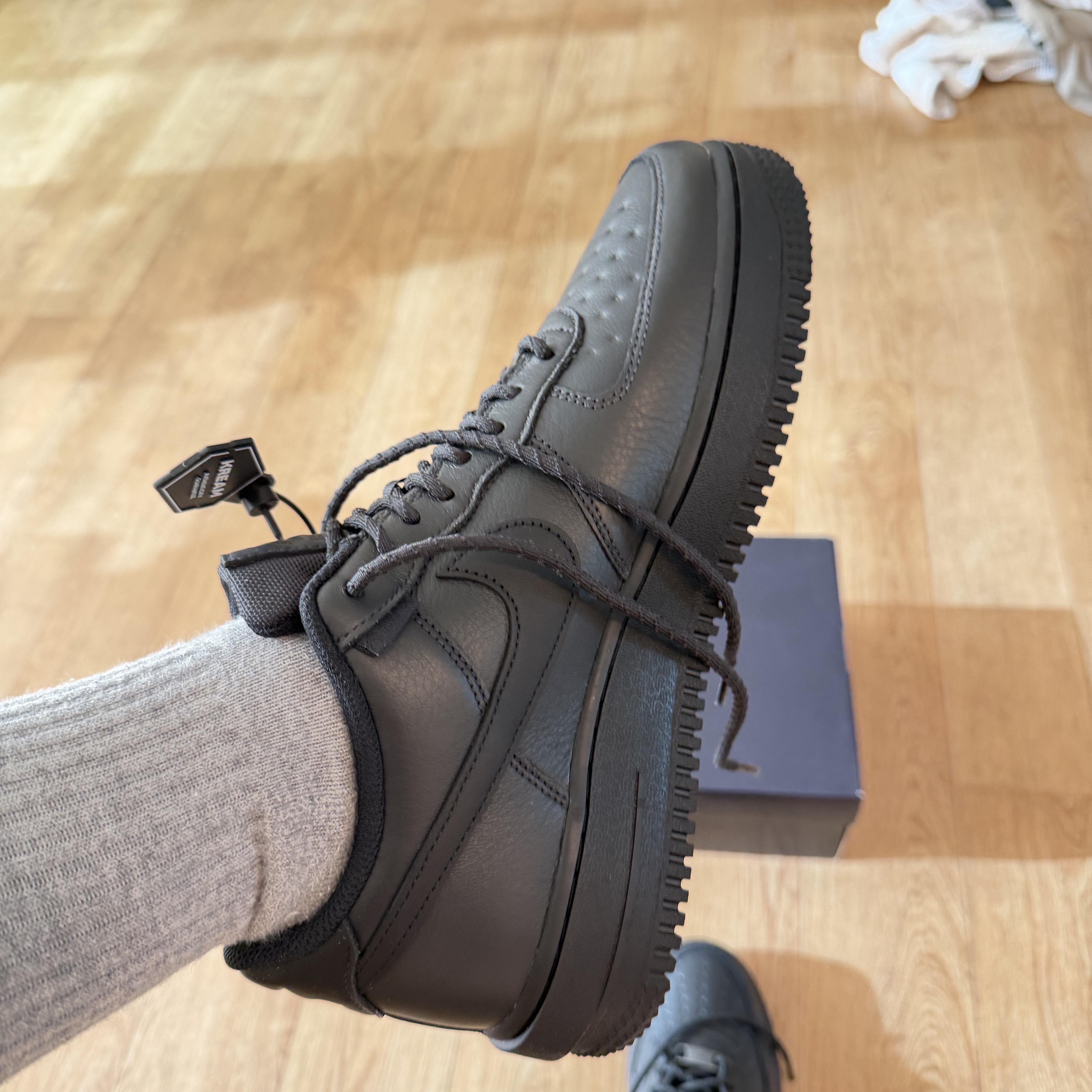 Nike Air Force 1 Low Gore-Tex Vibram Off Noir and Black 착용 스타일 - 2