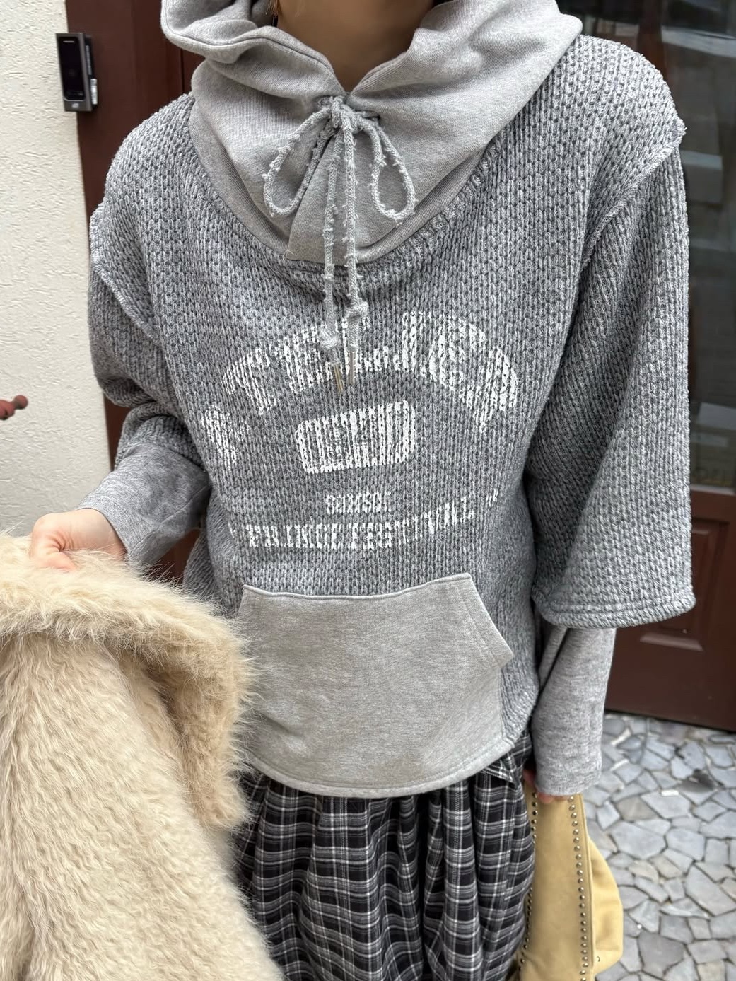 SOMSOC Atelier Knitted Hoodie Melange Grey 착용 스타일 - 2