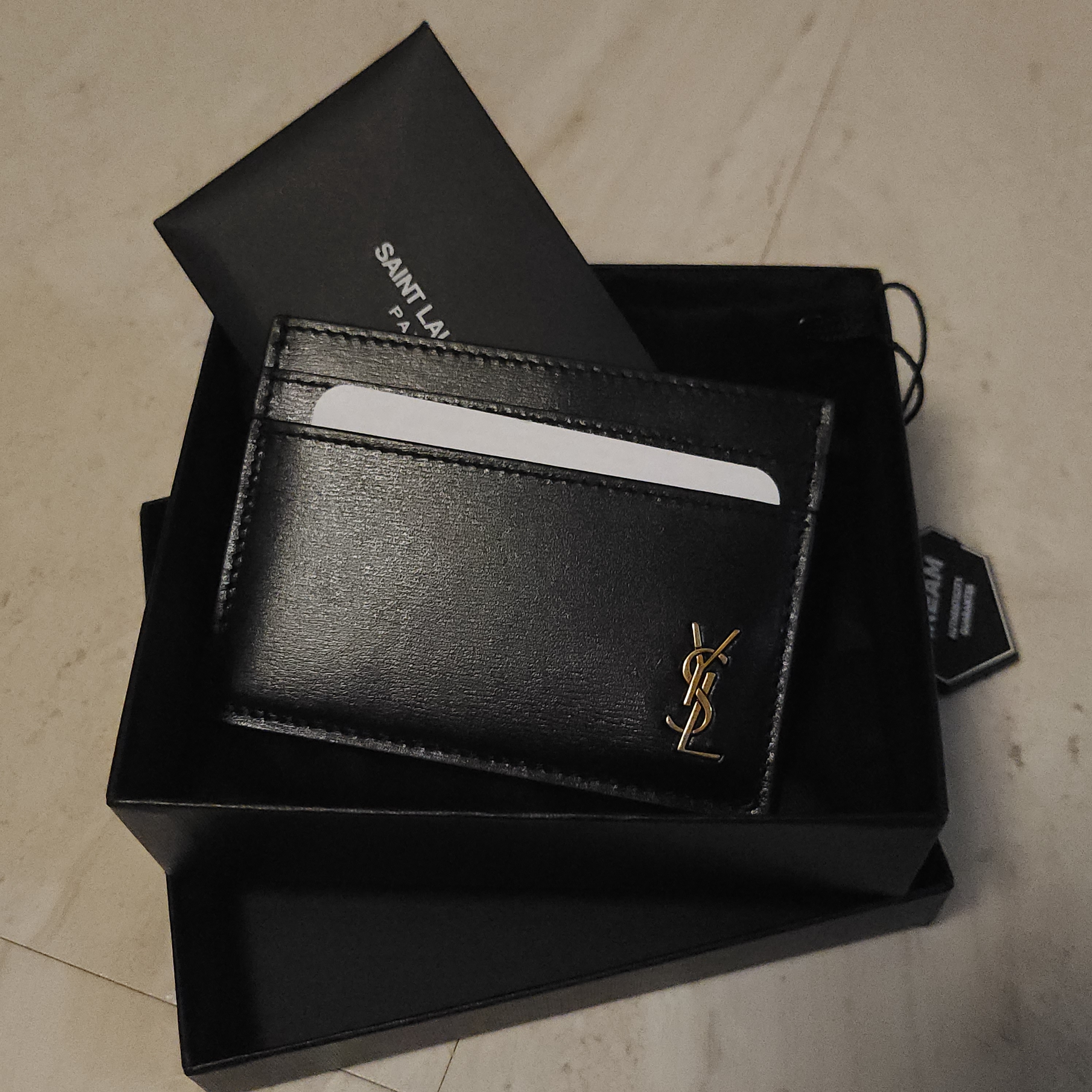Saint Laurent Tiny Monogram Shiny Leather Card Case Black 착용 스타일