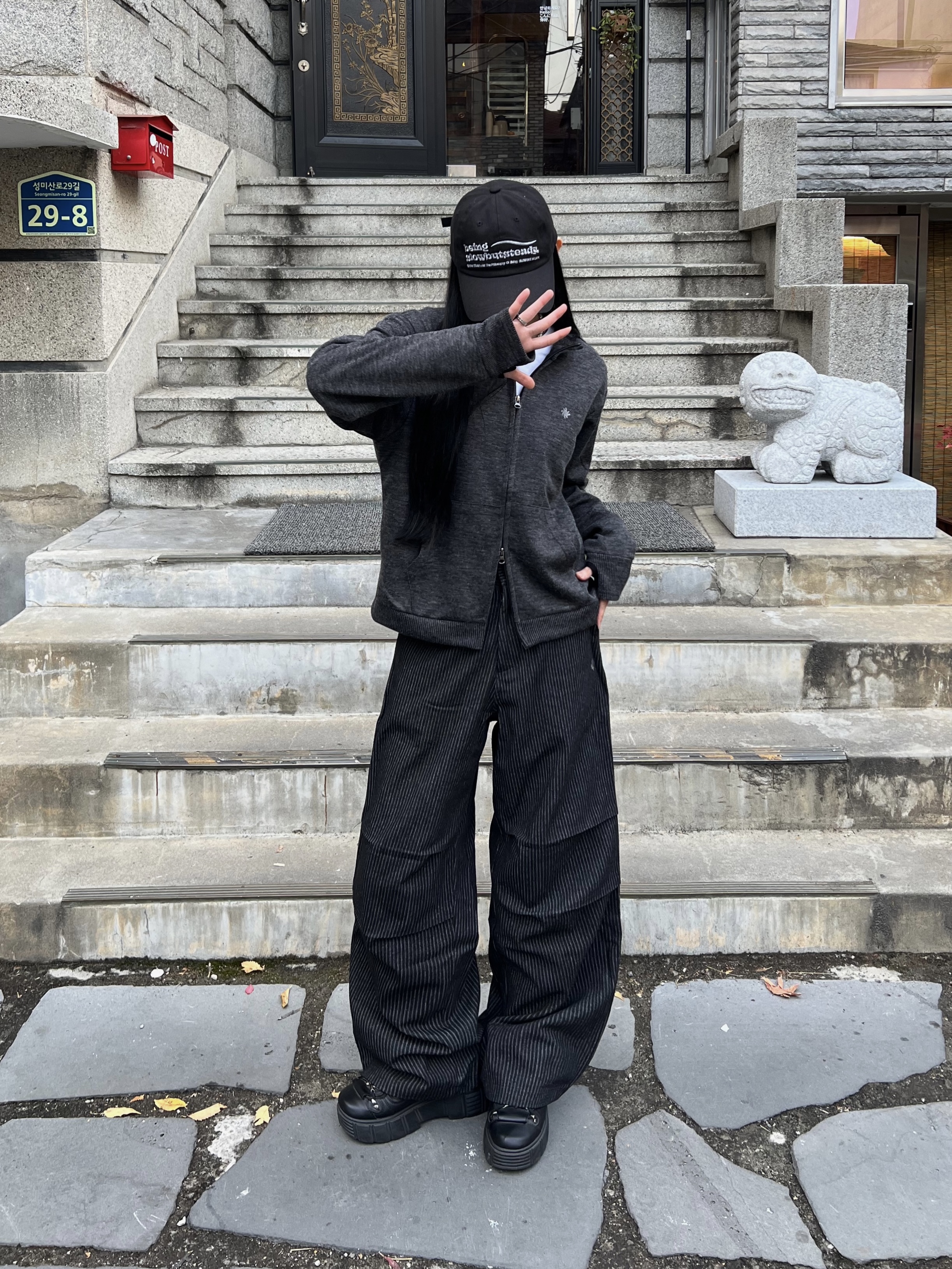 SLOW RECORD HOUSE Track Zip-Up Cardigan Charcoal, SLOW RECORD HOUSE Double Pintuck Stripe Denim Pants 착용 스타일 - 2