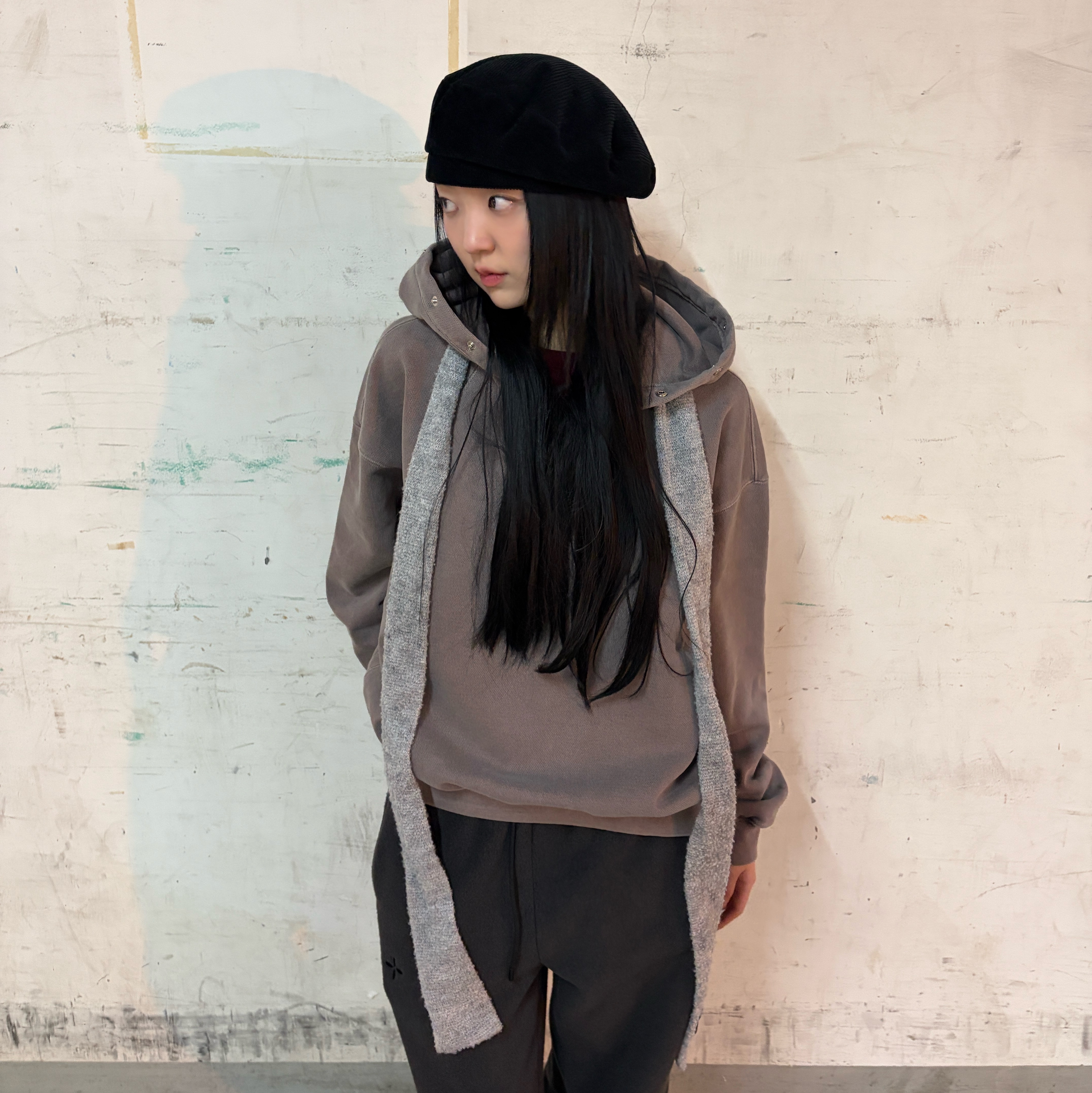 Riomeu Pigment Heavy Sweat Burton Hoodie Brown, Riomeu Boucle Wool Muffler Gray 착용 스타일 - 2