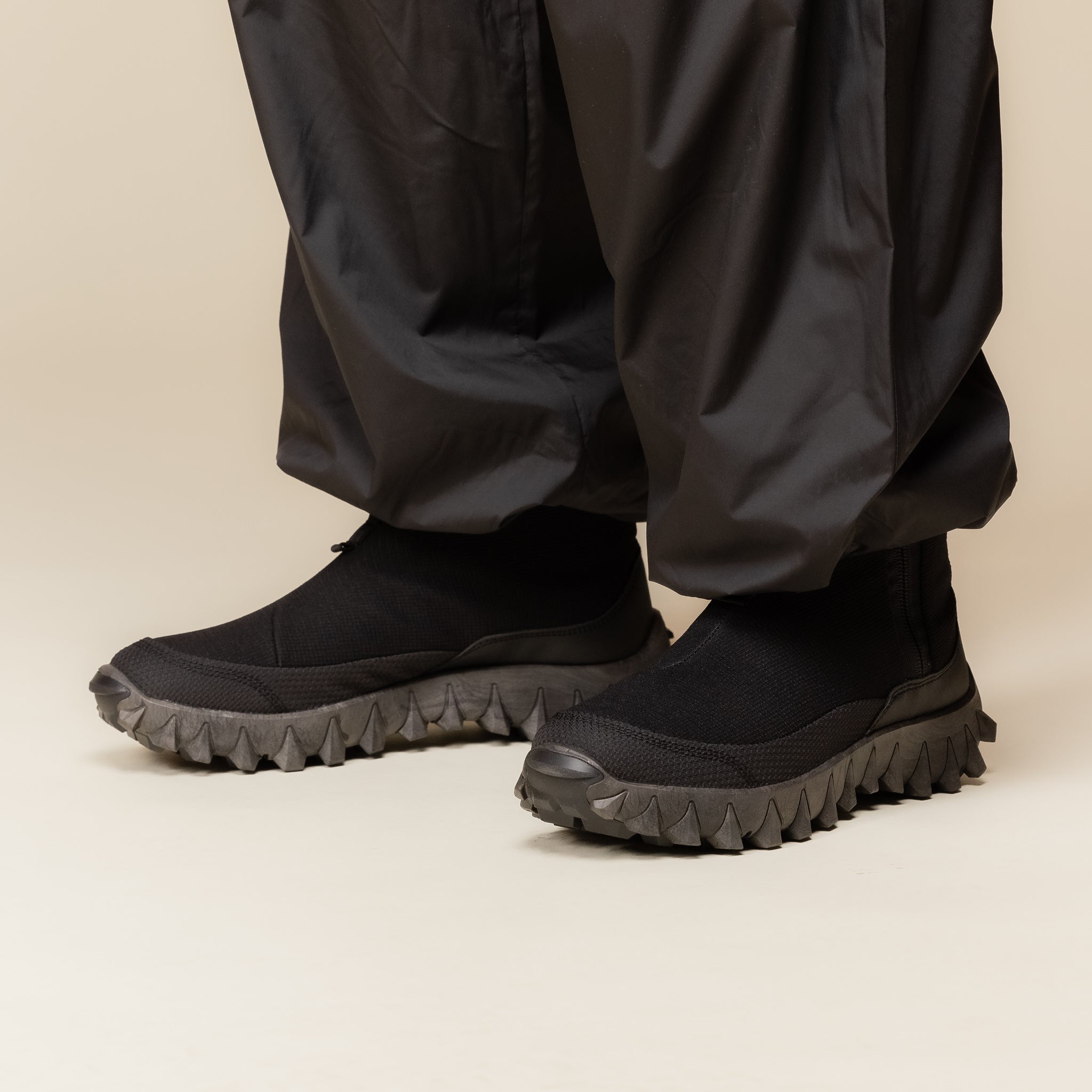 Salomon Snowclog Mid Black 착용 스타일 - 1