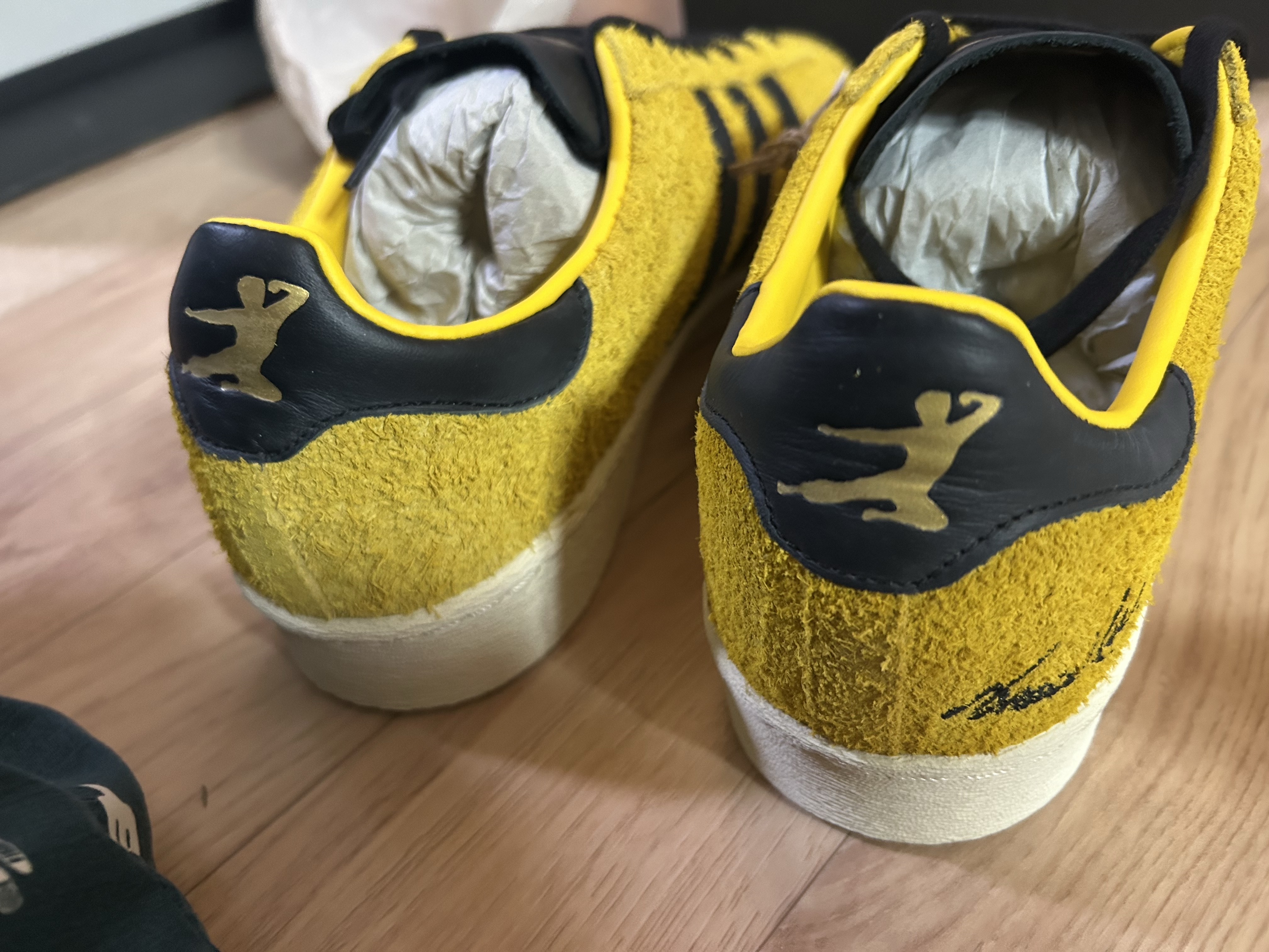 Adidas x Bruce Lee Jabbar Low Supplier Colour Core Black 착용 스타일