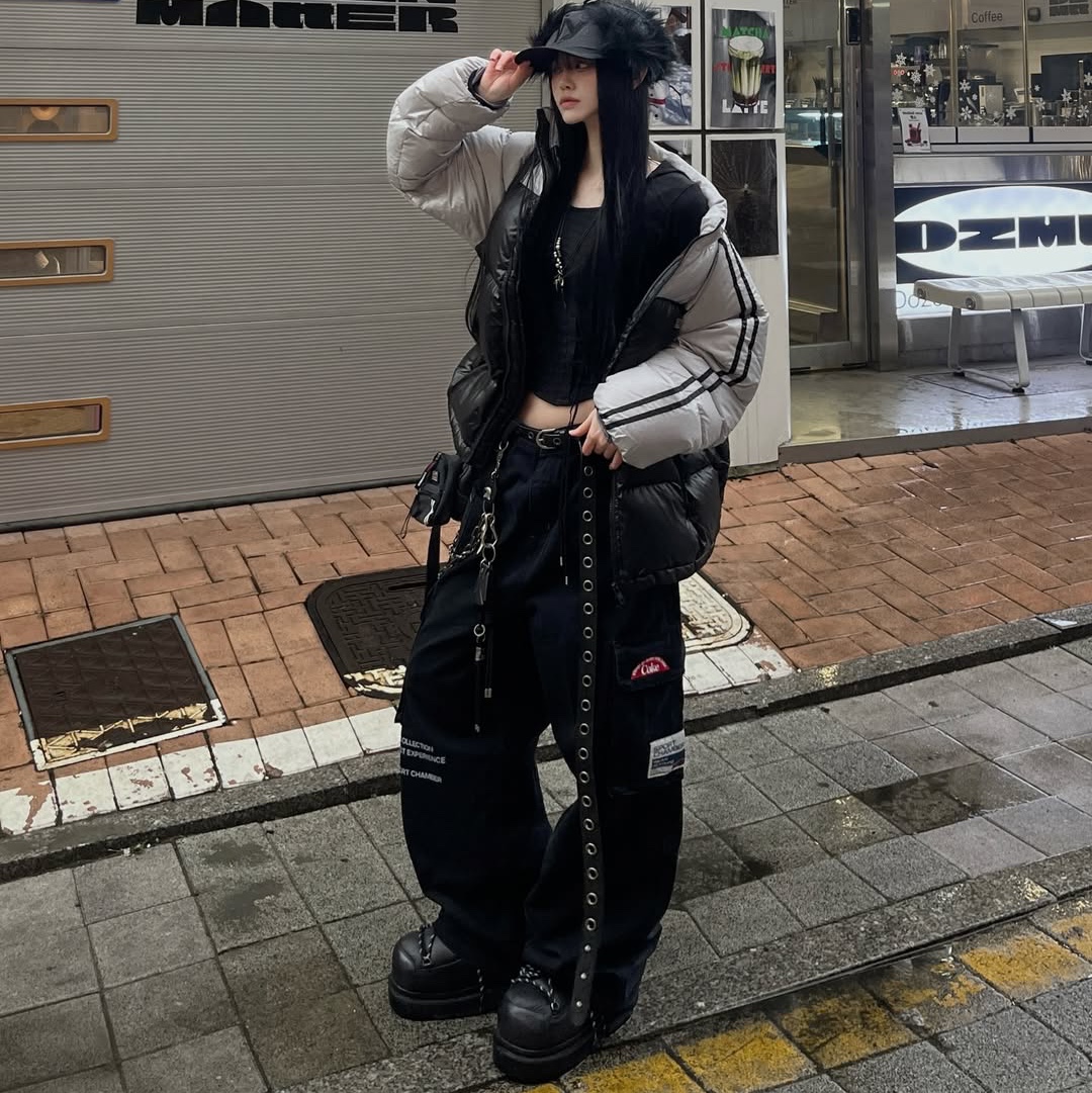 SPORT CHAMBER x Coca-Cola Cargo Pants Black, SPORT CHAMBER SC Track DuckDown Jacket Black 착용 스타일 - 1