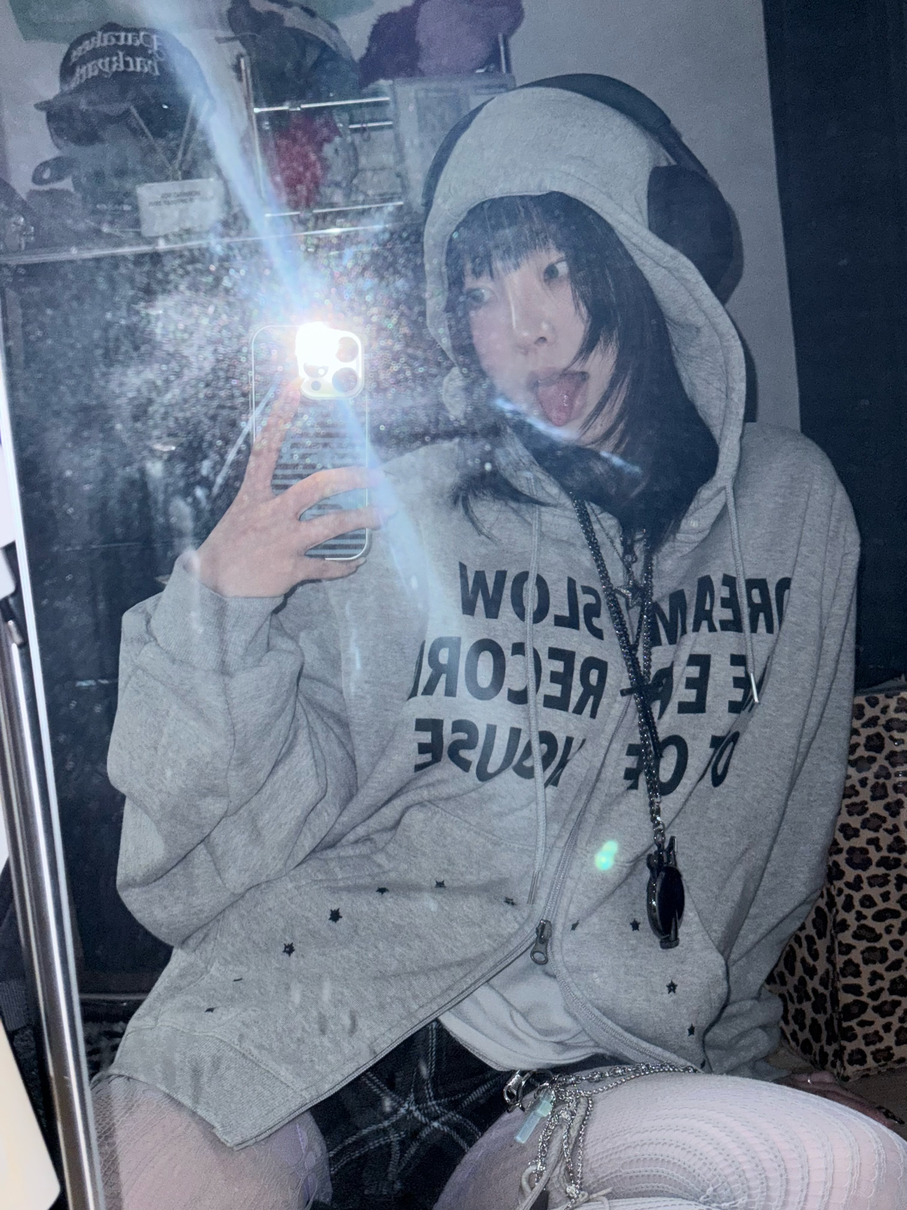 SLOW RECORD HOUSE Typo Star Hood Zip-Up Grey 착용 스타일 - 1