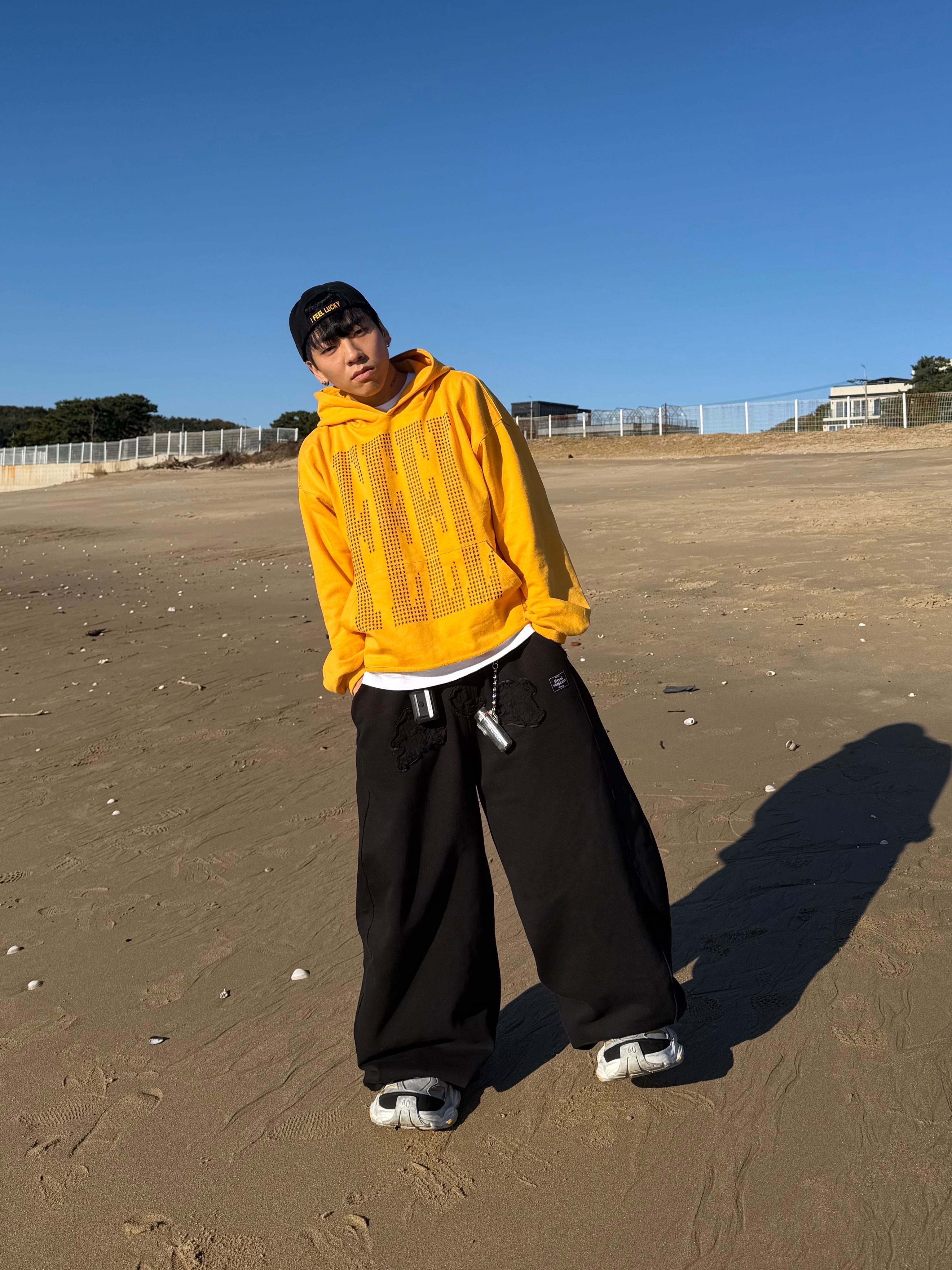 Balenciaga Cargo Sneakers White Grey 착용 스타일 - 2