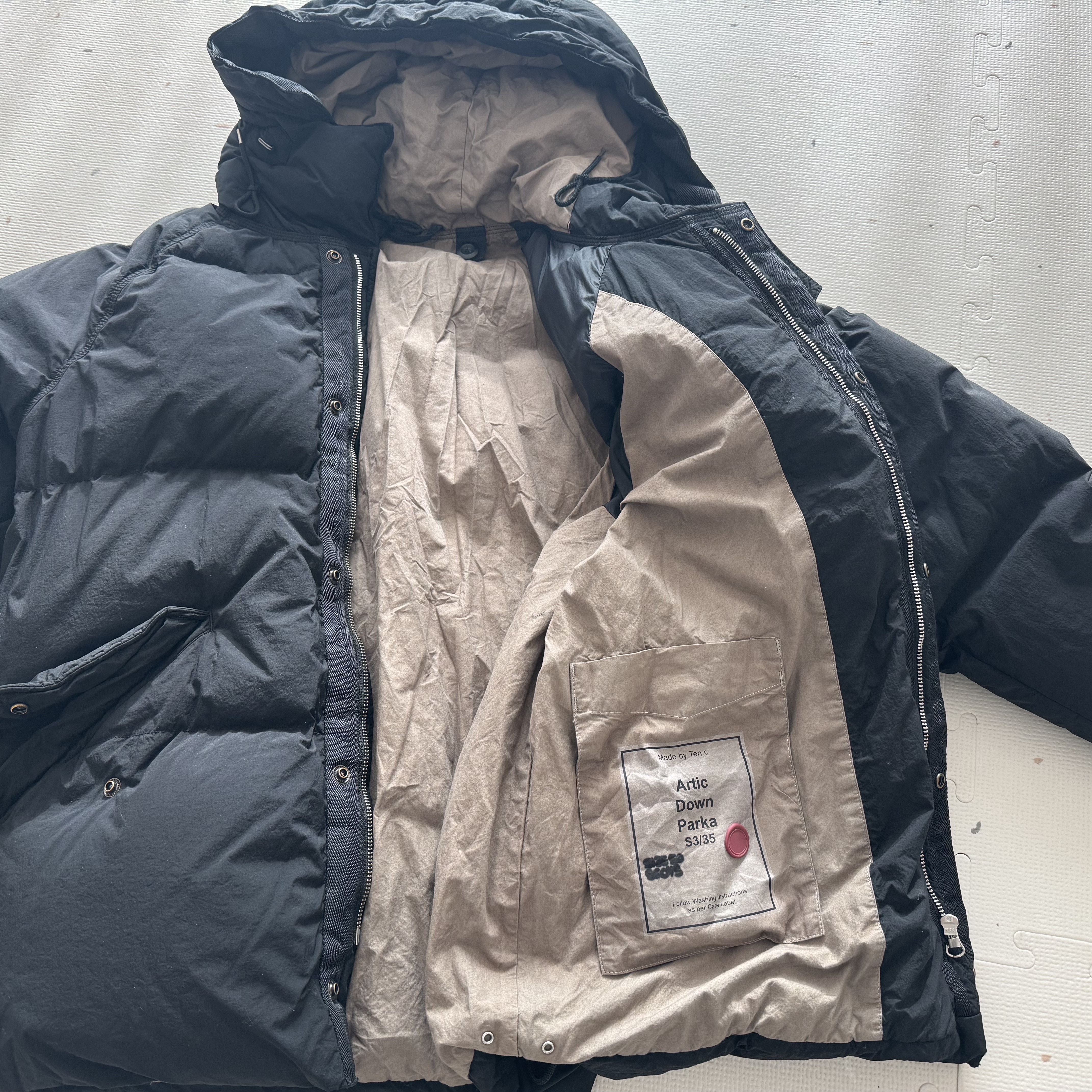 Ten C Artic Down Parka Black 착용 스타일