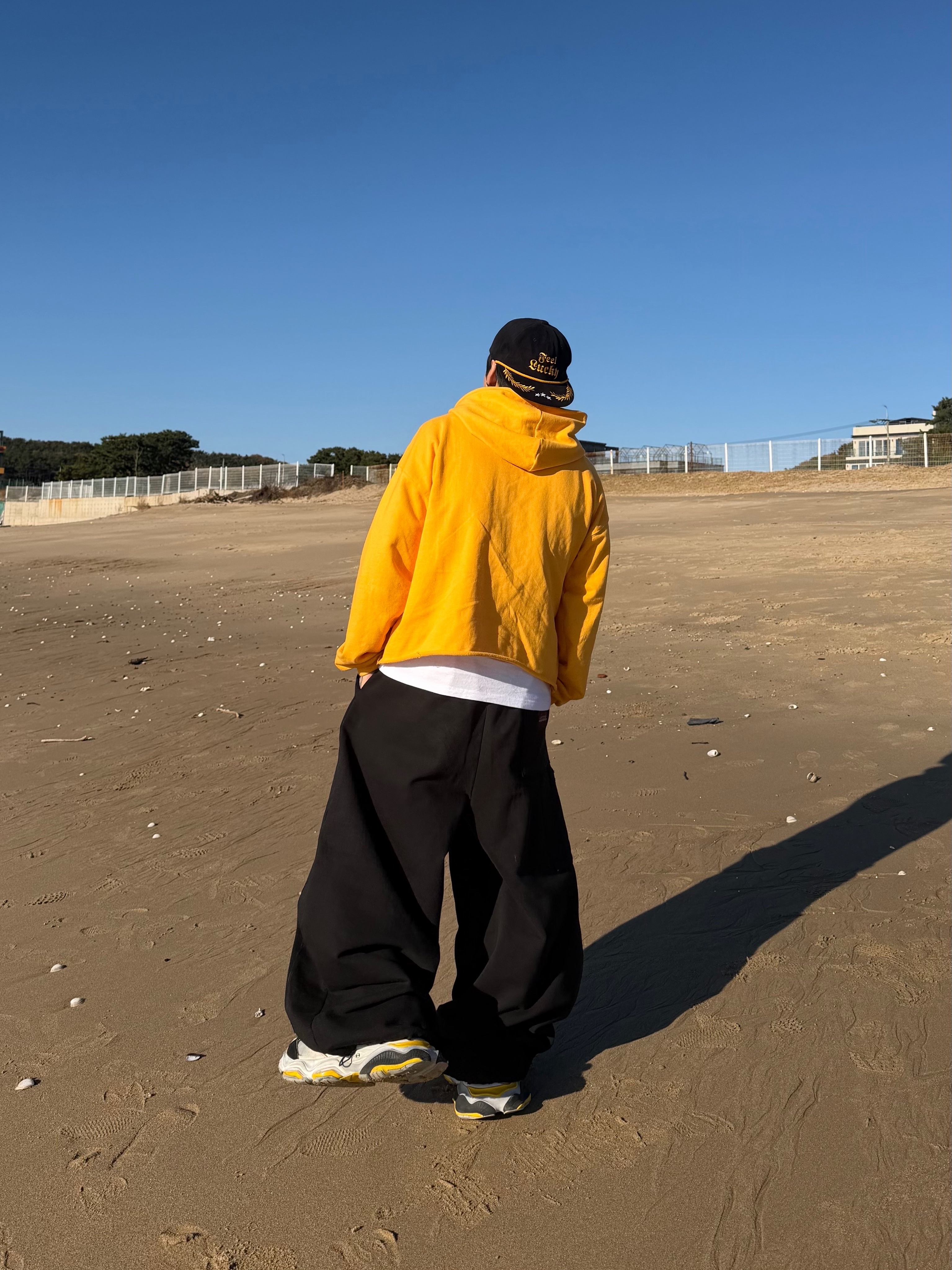 Balenciaga Cargo Sneakers White Grey 착용 스타일 - 5