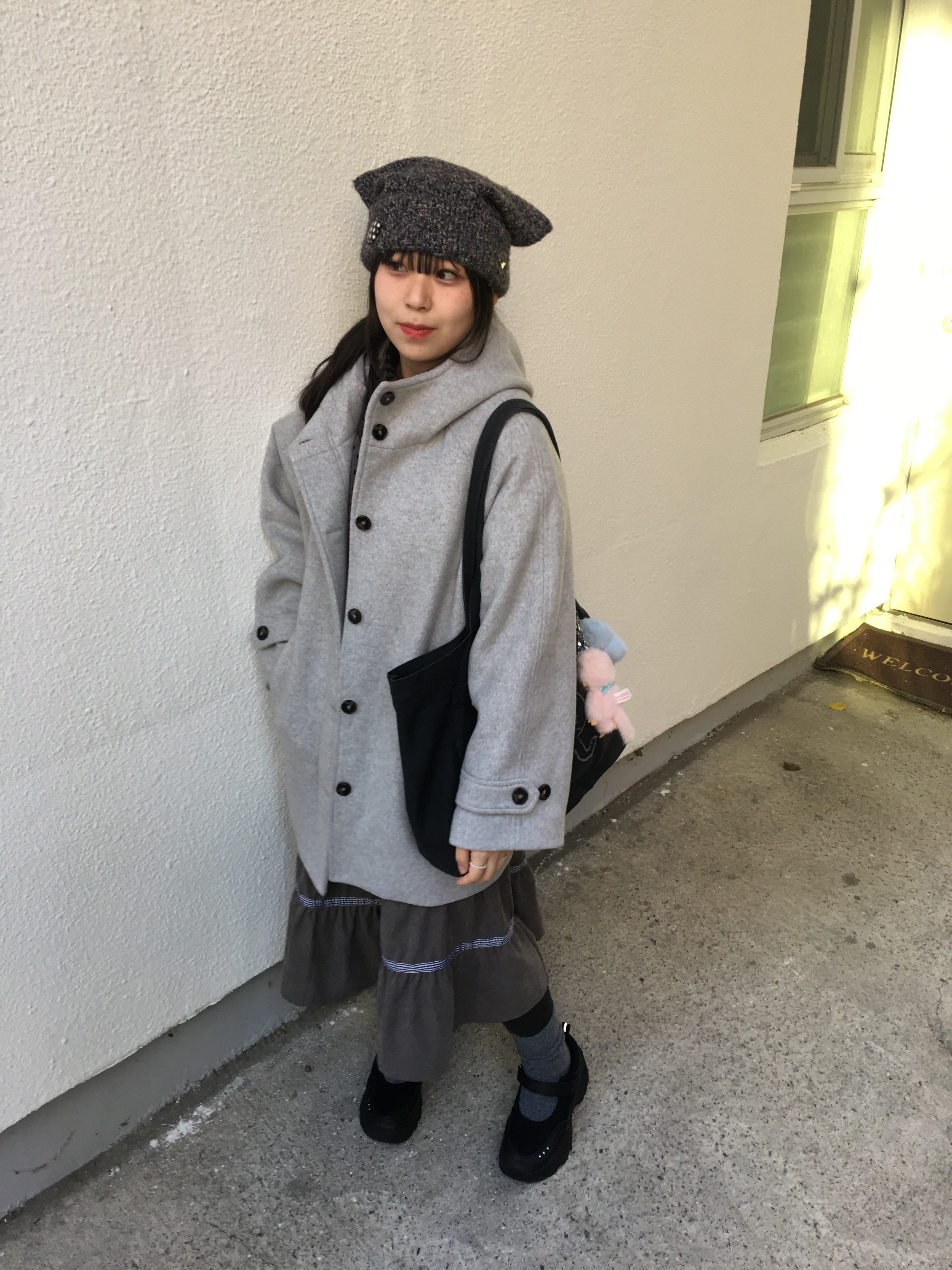 COYSEIO Wide Cat Beanie Grey, AEAE Check Midi Tiered Skirt Brown 착용 스타일
