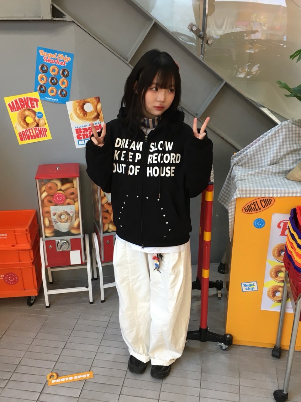 SLOW RECORD HOUSE Typo Star Hood Zip-up Black 착용 스타일 - 2