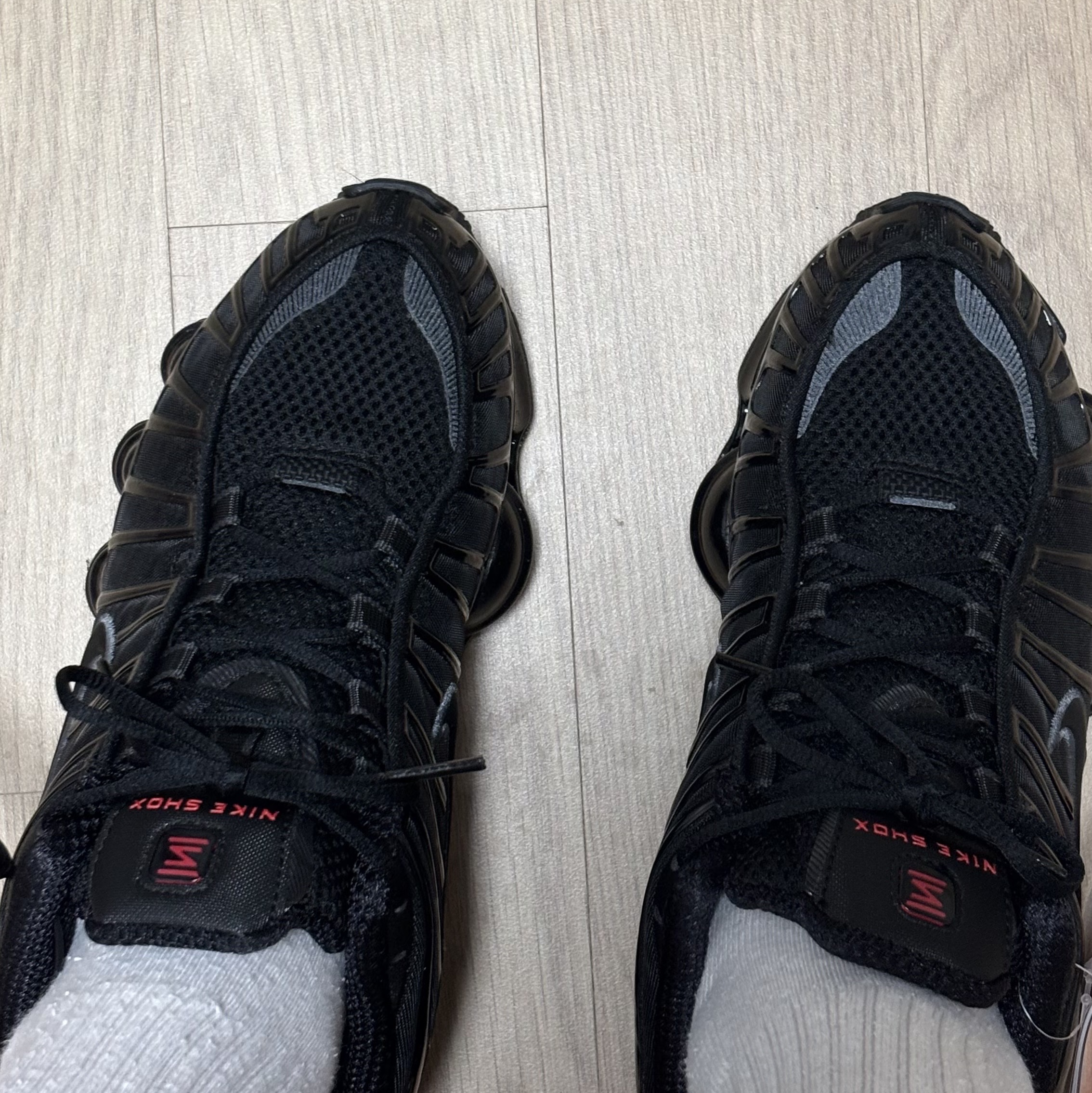(W) Nike Shox TL Black and Max Orange 착용 스타일 - 2