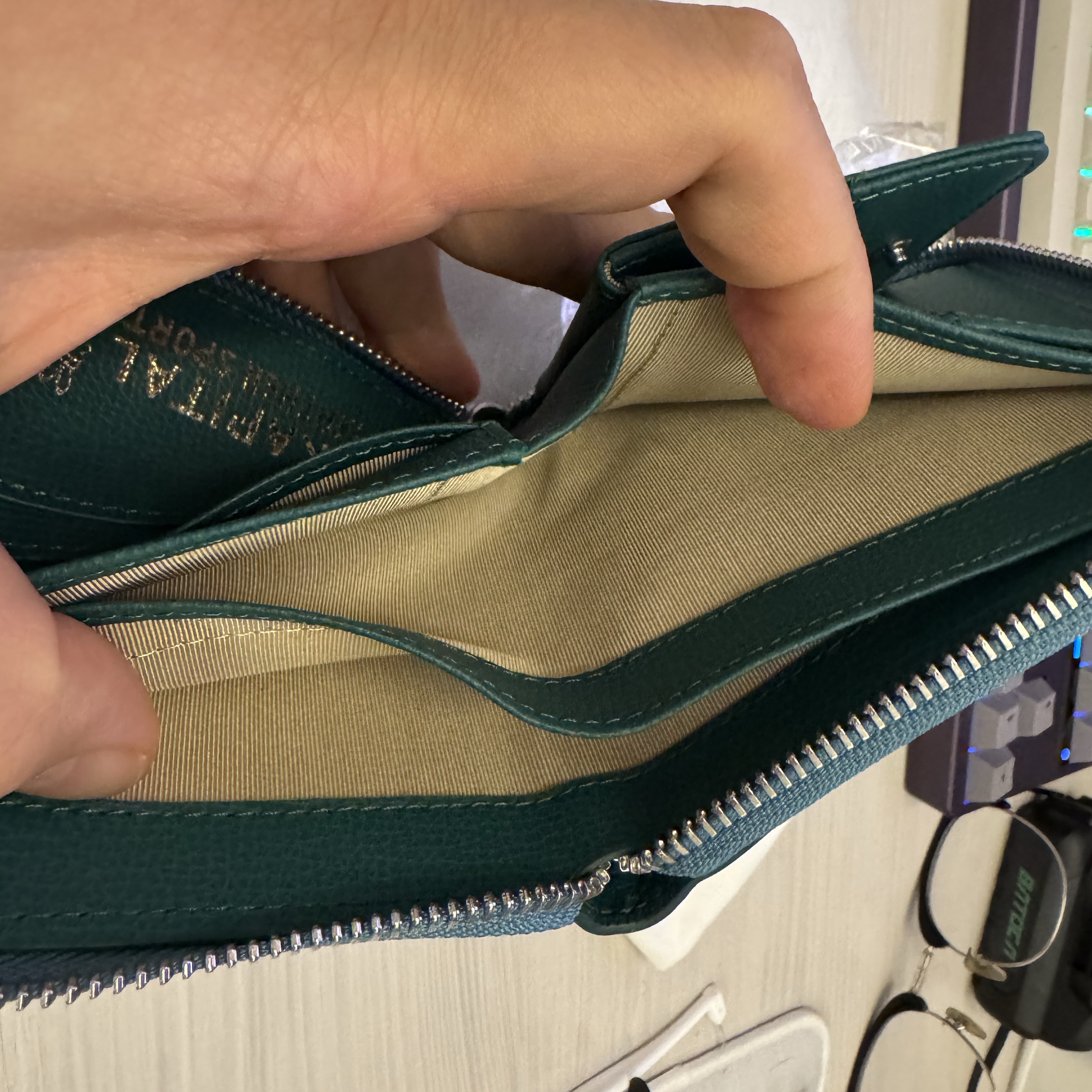Kapital Thumbs Up Bone Hand Zip Wallet Peacock Green 착용 스타일 - 4