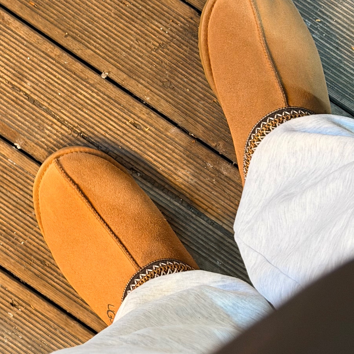 UGG Tasman II Slipper Chestnut 착용 스타일