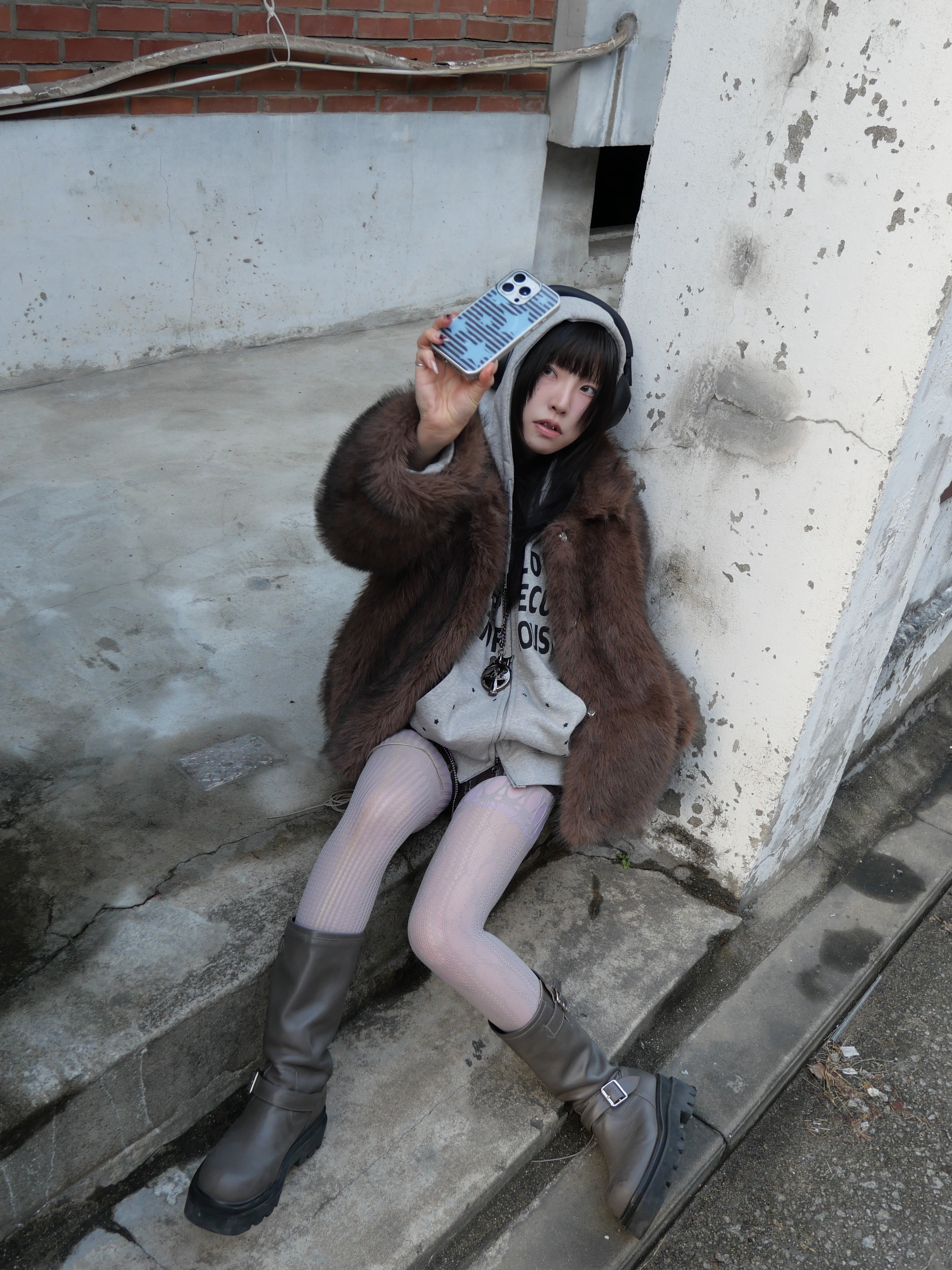 SLOW RECORD HOUSE Typo Star Hood Zip-Up Grey 착용 스타일 - 7
