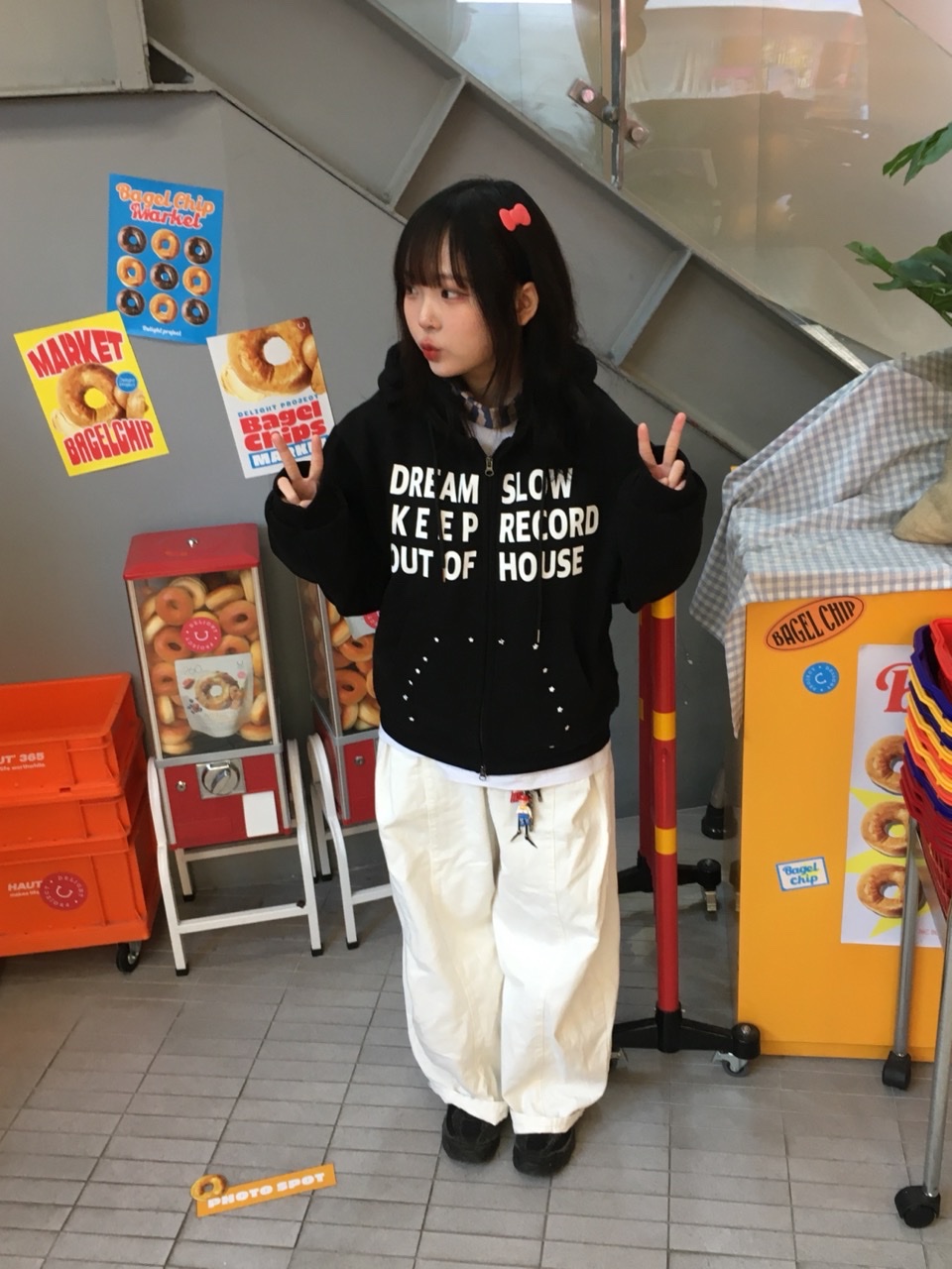 SLOW RECORD HOUSE Typo Star Hood Zip-up Black 착용 스타일 - 3
