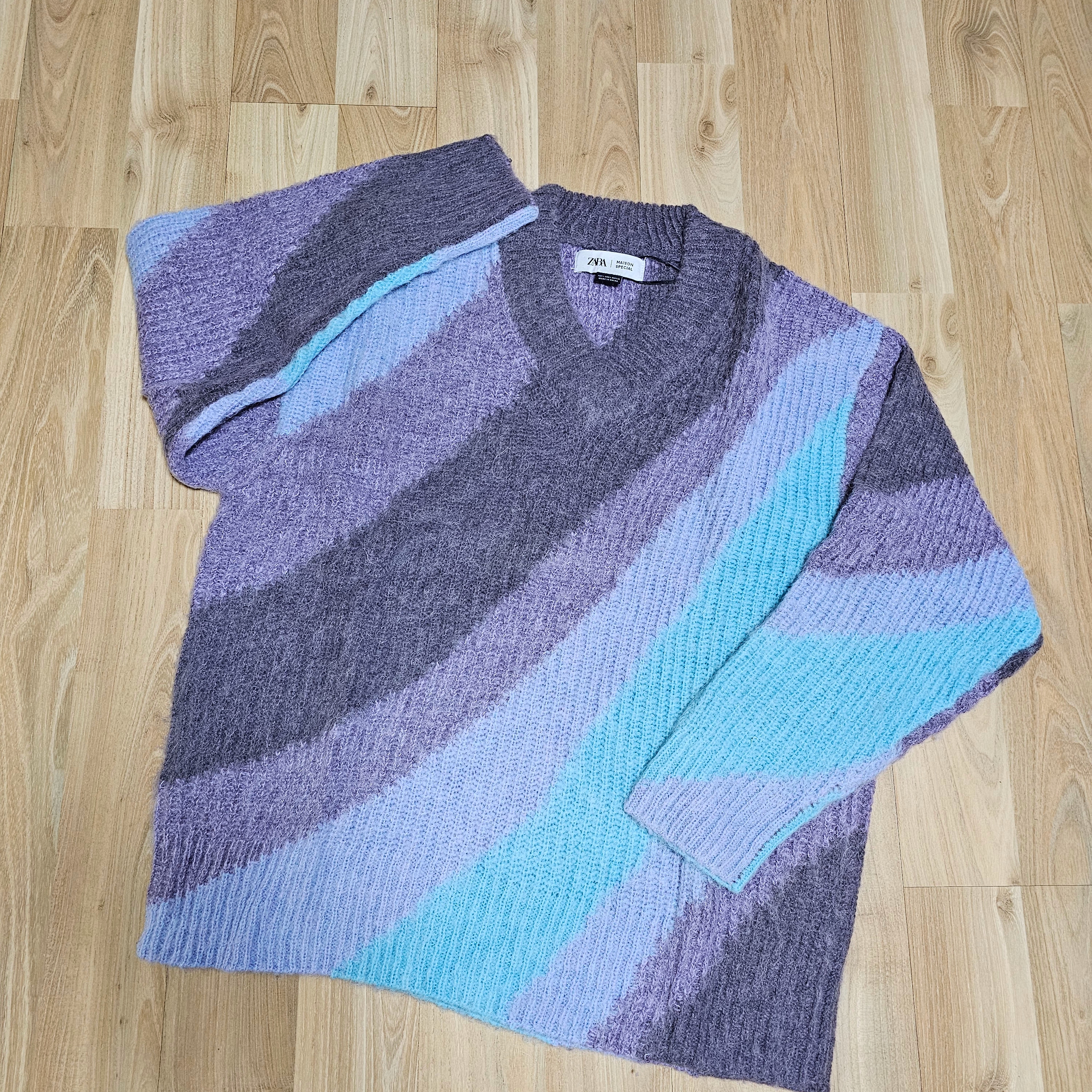 Zara x Maison Special Slant Stripe Sweater Lilac, Apple AirPods Max USB C Purple (Korean Ver.) 착용 스타일 - 2
