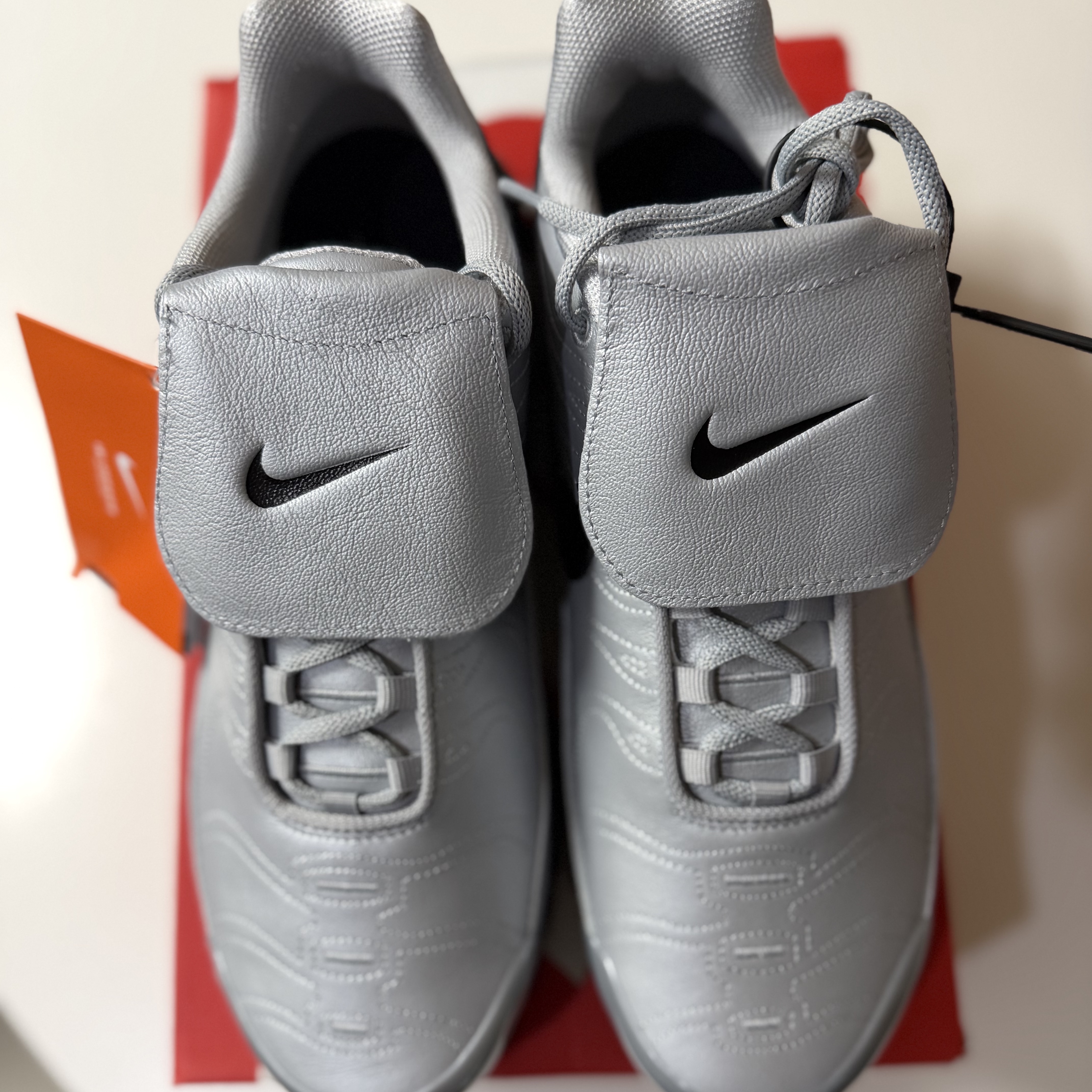 Nike Air Max Plus TNPO Wolf Grey and Black 착용 스타일 - 2
