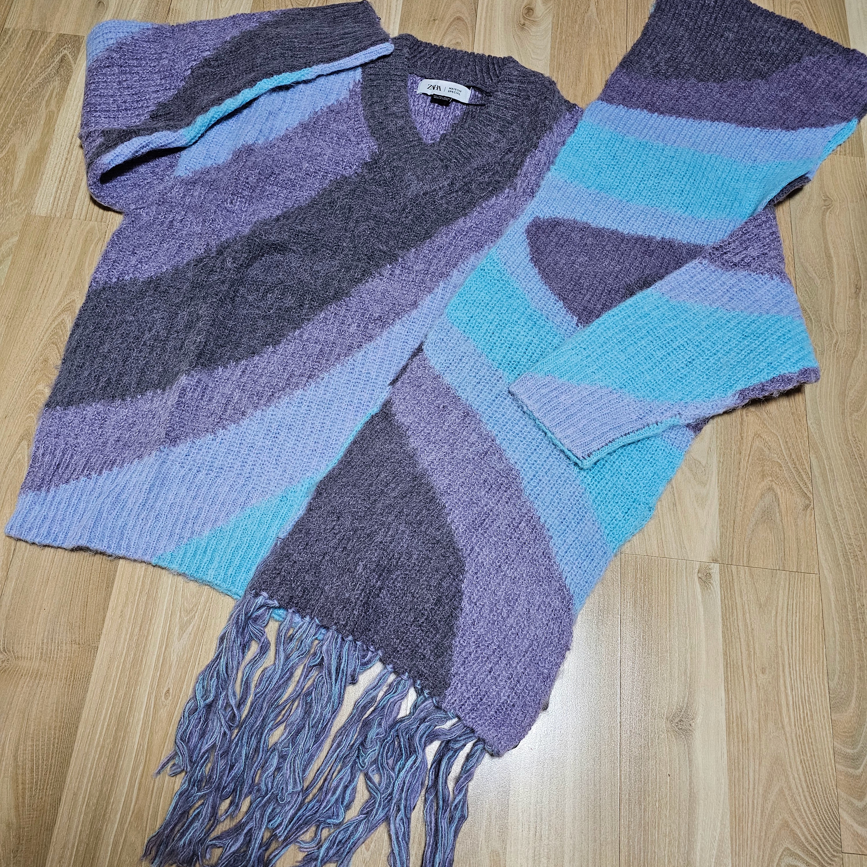 Zara x Maison Special Slant Stripe Sweater Lilac, Apple AirPods Max USB C Purple (Korean Ver.) 착용 스타일 - 1