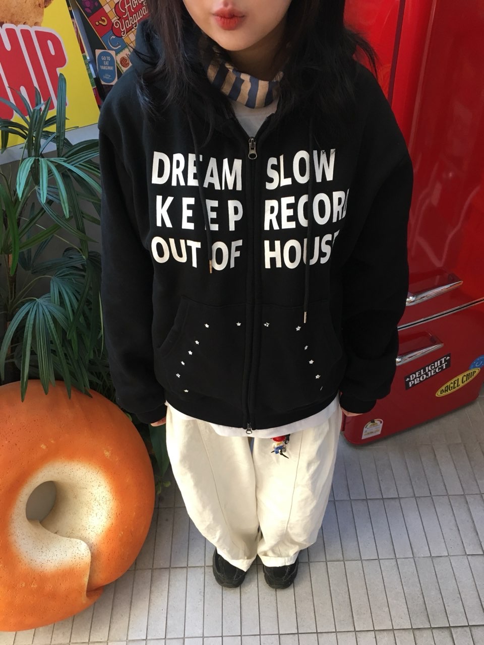 SLOW RECORD HOUSE Typo Star Hood Zip-up Black 착용 스타일 - 4