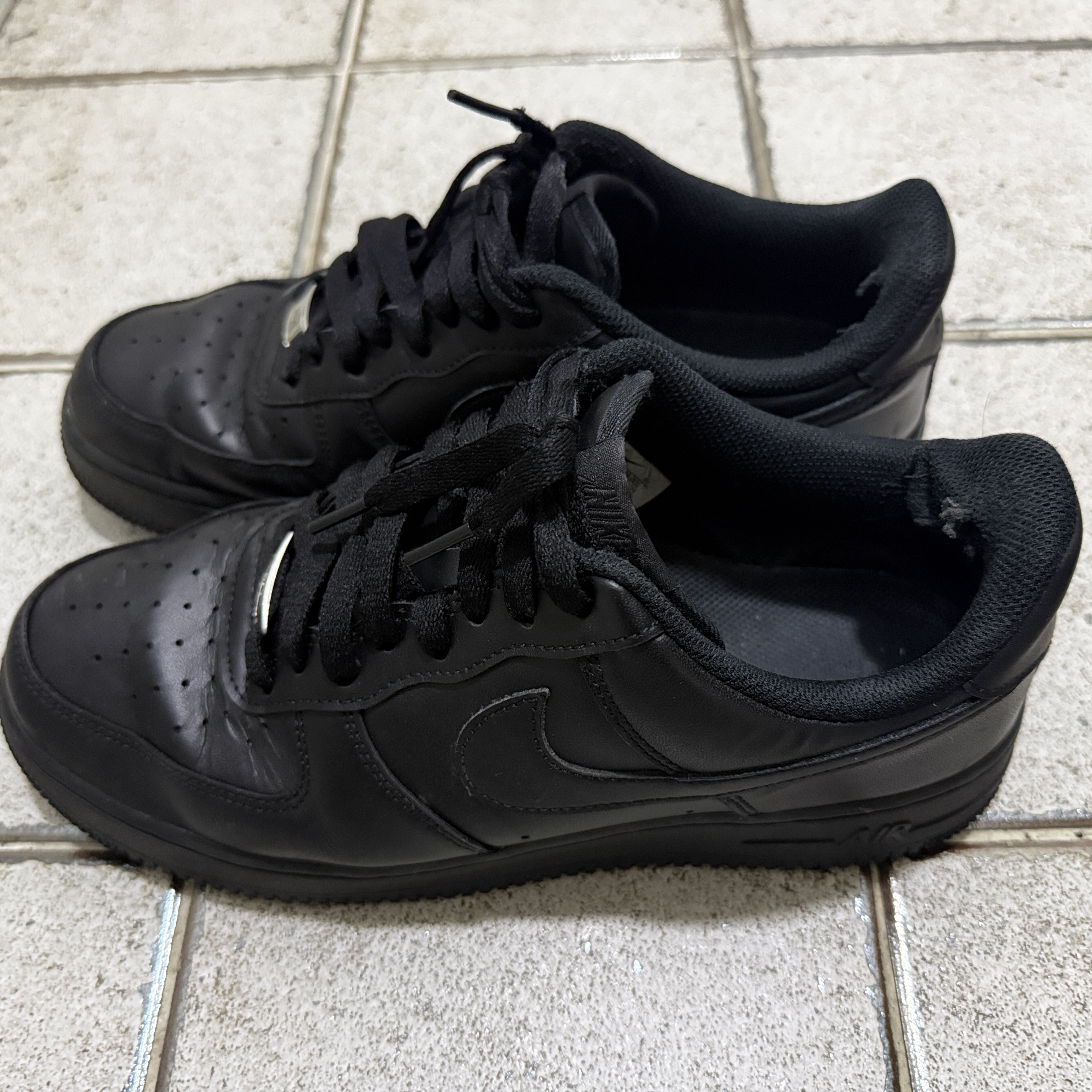 Nike Air Force 1 '07 Low Triple Black 착용 스타일 - 2