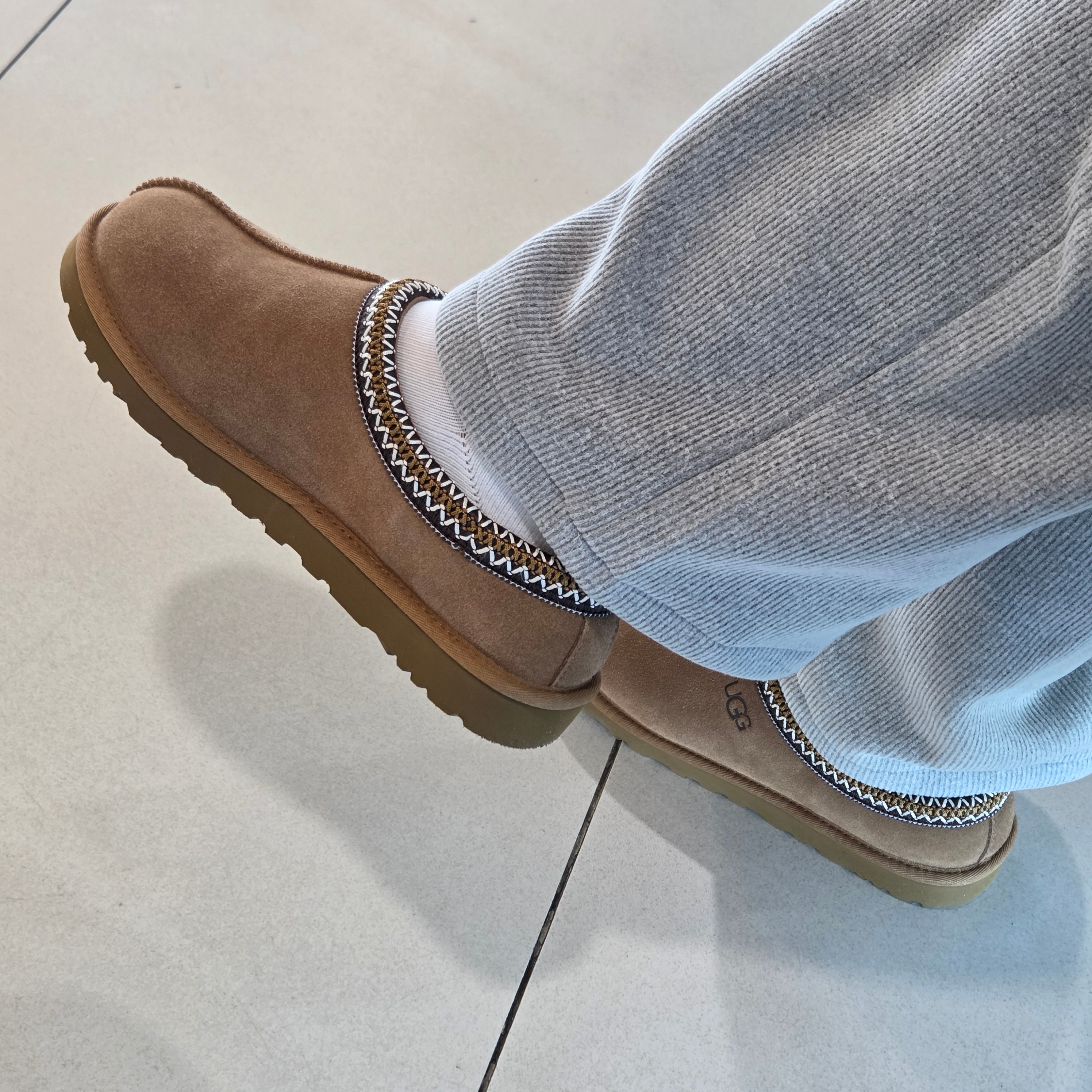 UGG Tasman II Slipper Chestnut 착용 스타일