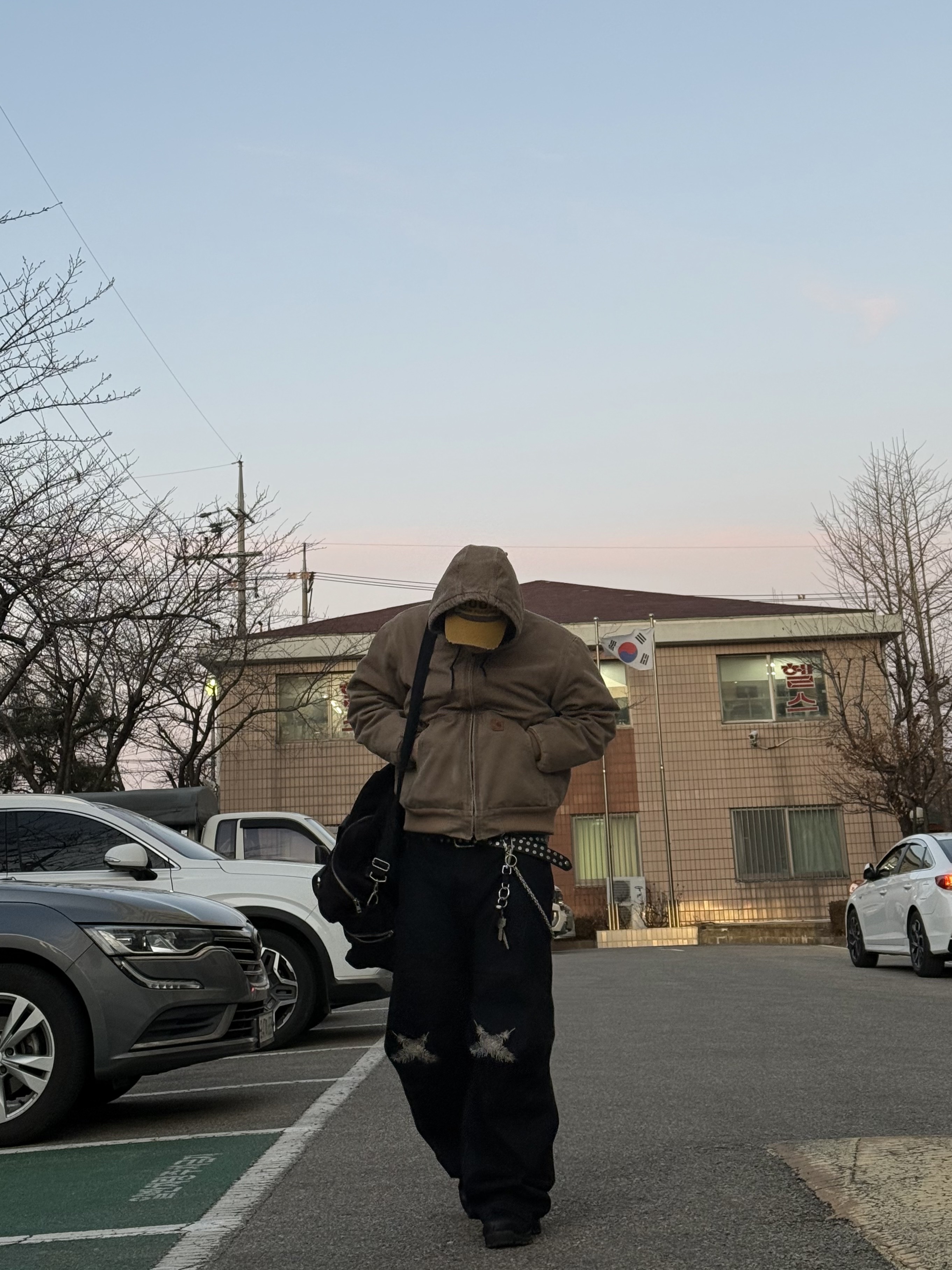 Human Made Heart Carabiner Silver, Aoiro Ooki Feather Denim Pants Dark Indigo 착용 스타일 - 4