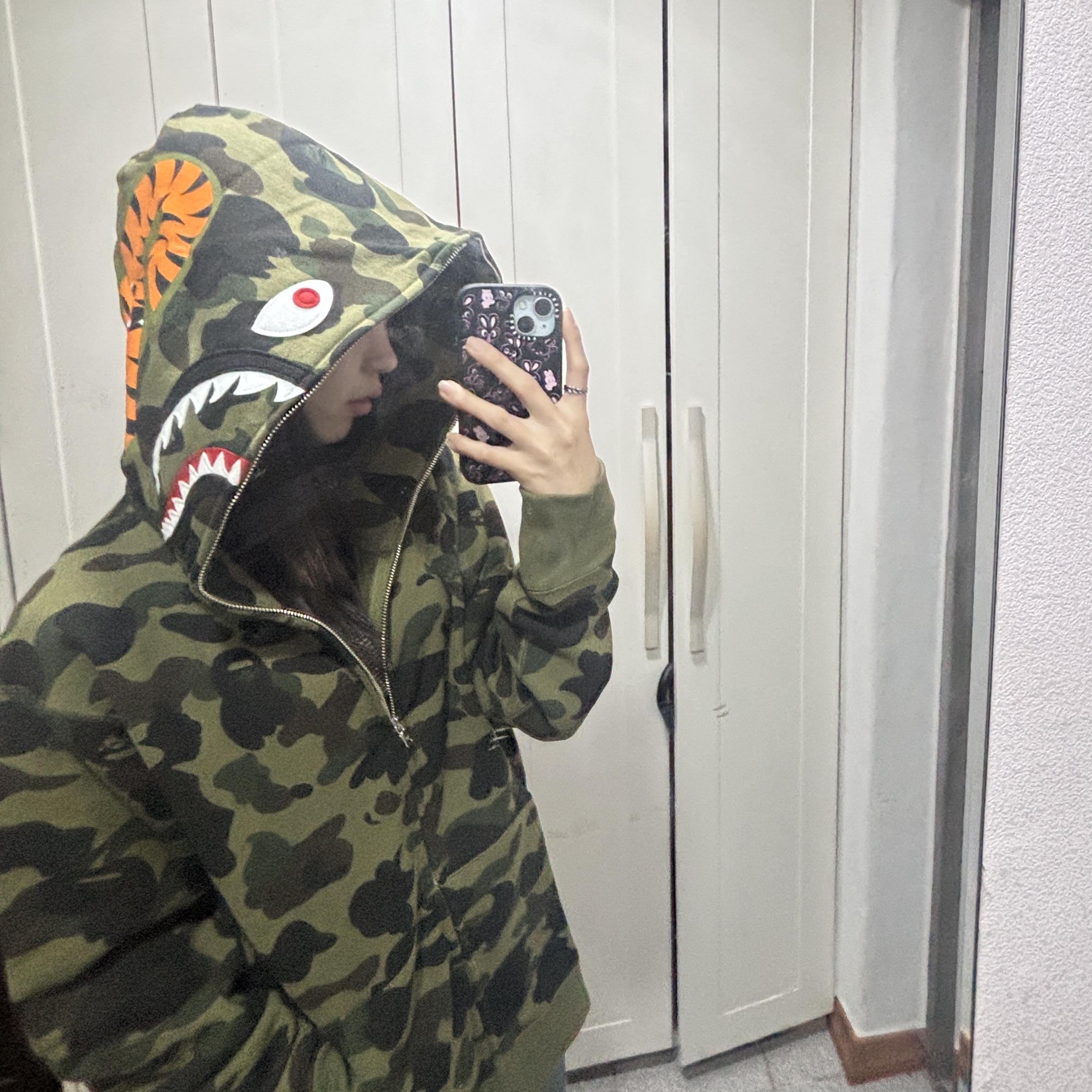 BAPE 1st Camo Shark Full Zip Hoodie Army Green 착용 스타일 - 1