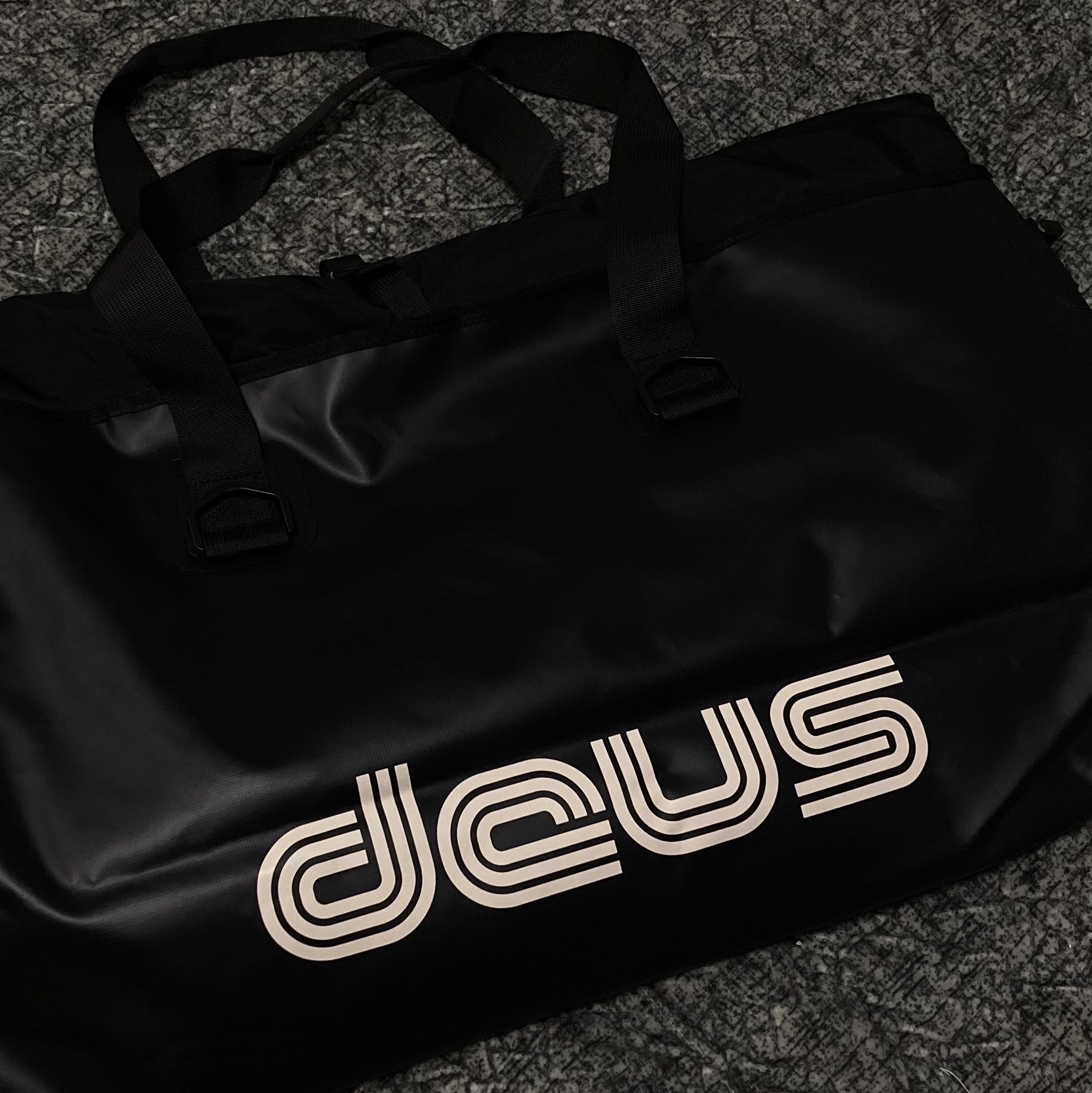 Deus Ex Machina Dry Tote Bag 30L Black 착용 스타일 - 2