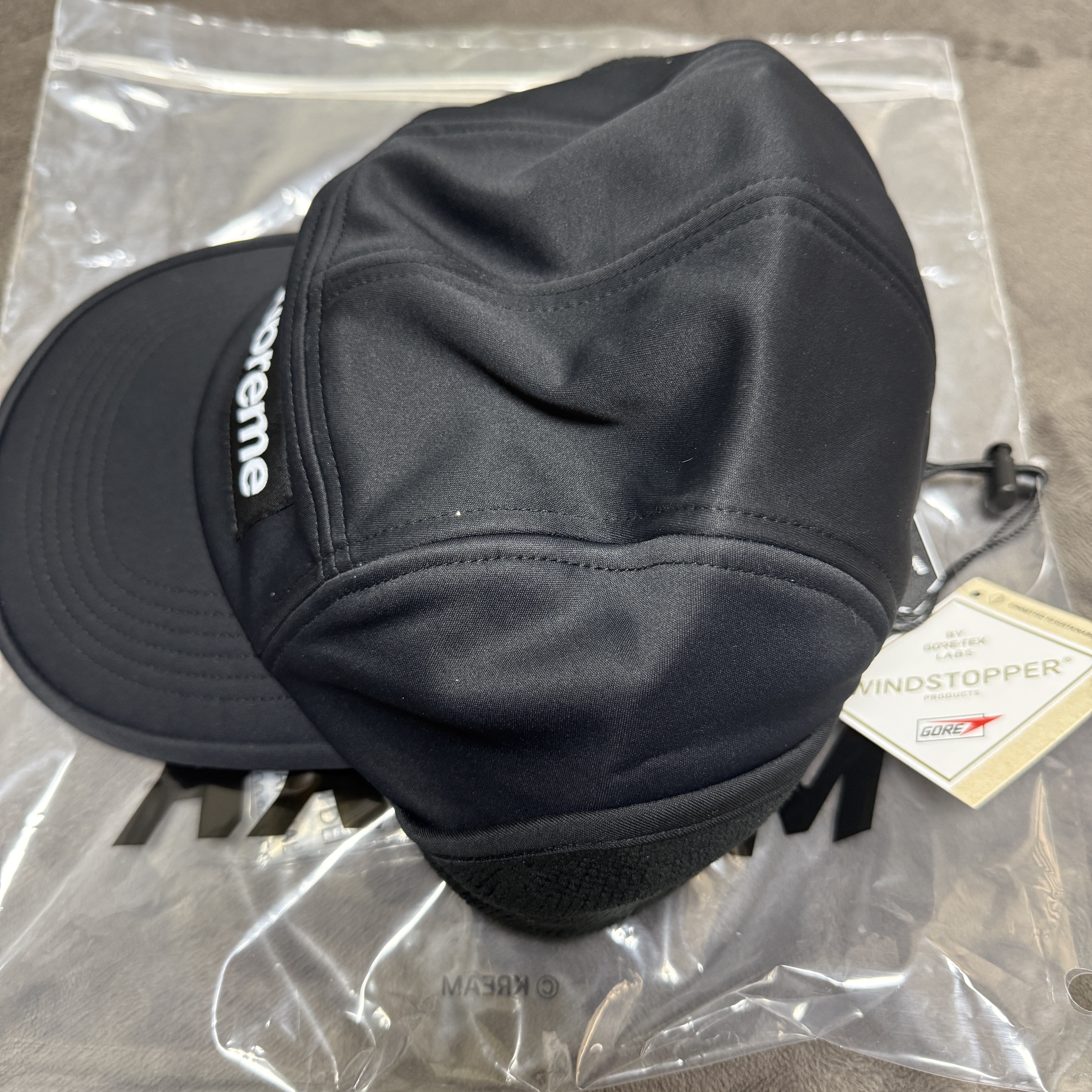 Supreme Windstopper Earflap Camp Cap Black - 24FW 착용 스타일 - 2