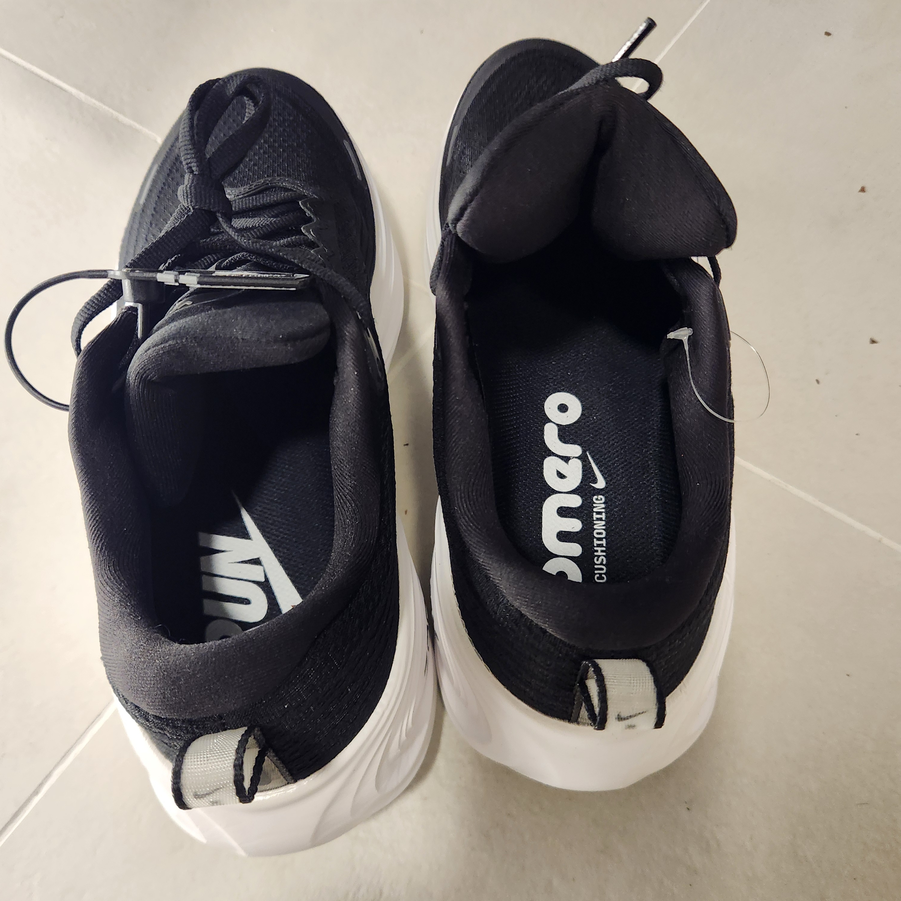 Nike Vomero Plus Black Cool Grey 착용 스타일 - 3