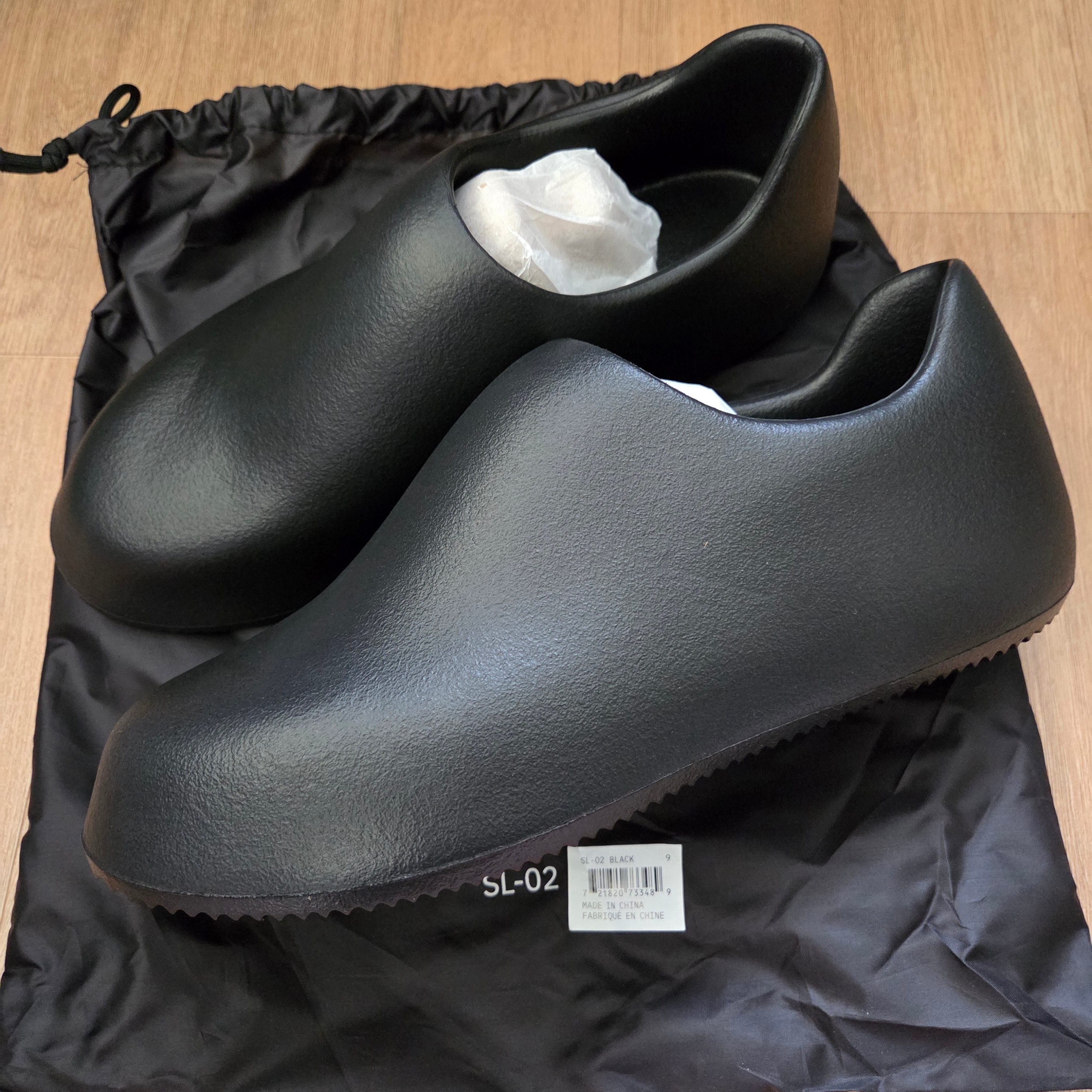 Yeezy SL-02 Black 착용 스타일 - 1