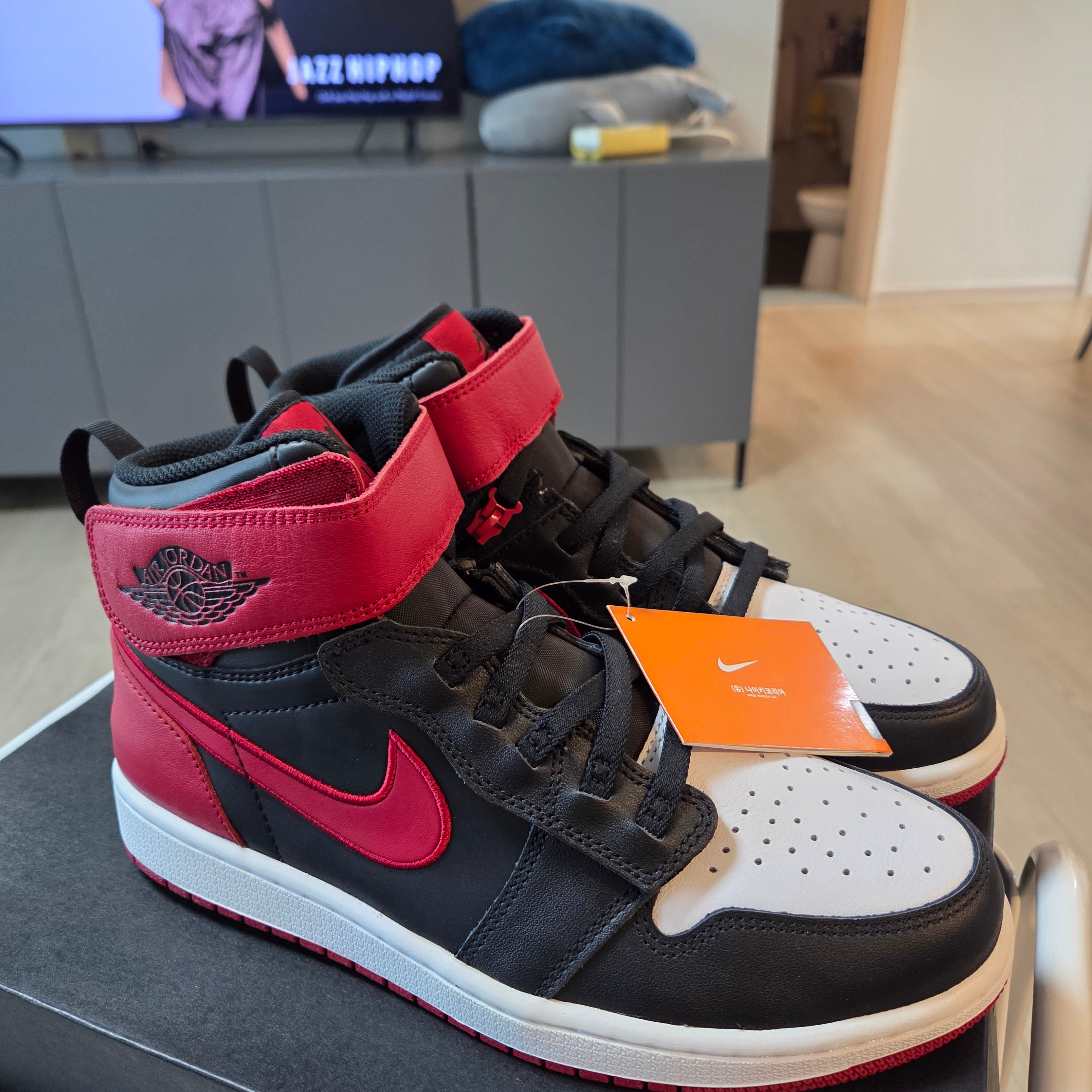 Jordan 1 High FlyEase Bred White Toe 착용 스타일 - 2