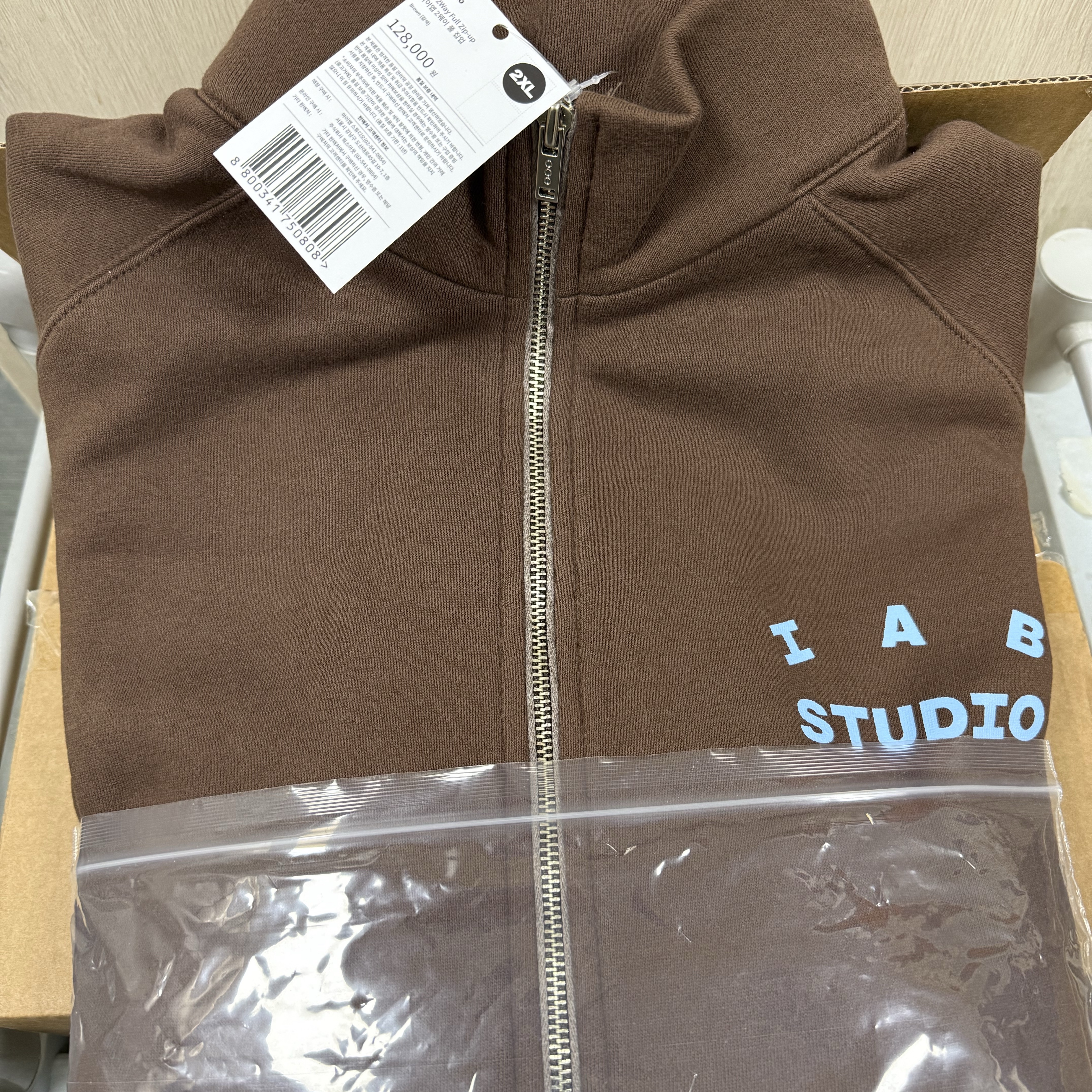 IAB Studio IAB 2Way Full Zip-up Brown 착용 스타일 - 2