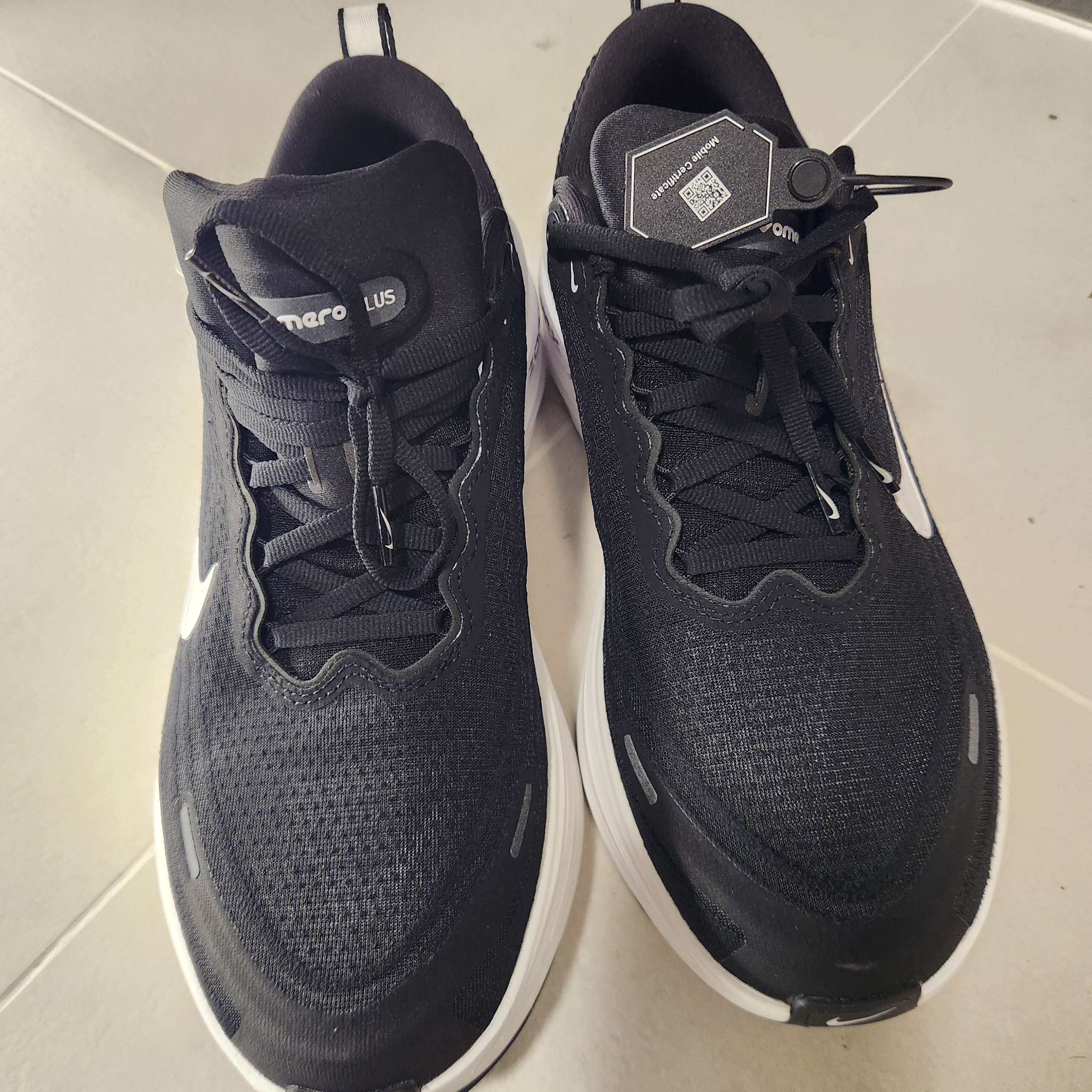Nike Vomero Plus Black Cool Grey 착용 스타일 - 2