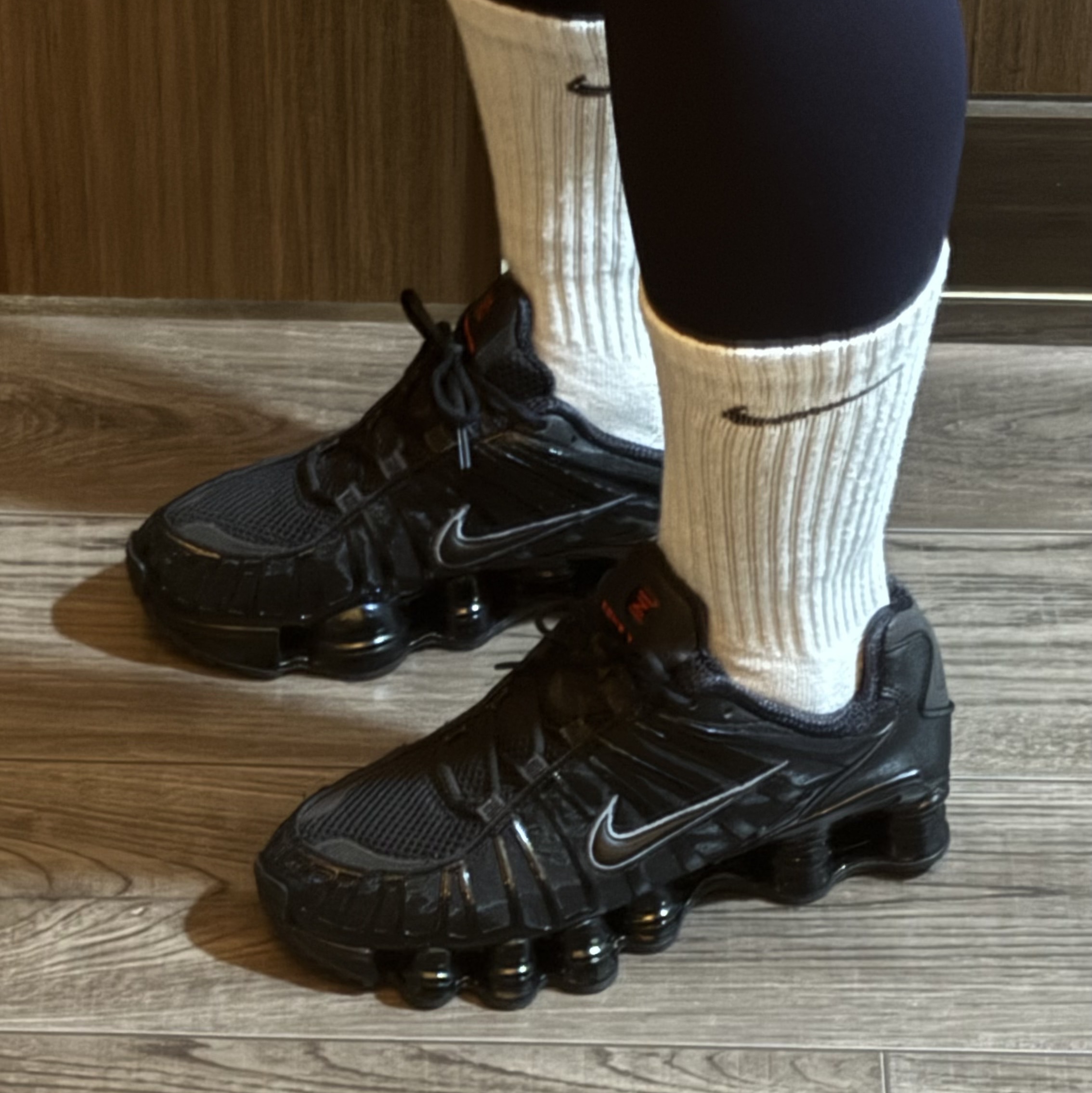 (W) Nike Shox TL Black and Max Orange 착용 스타일 - 1