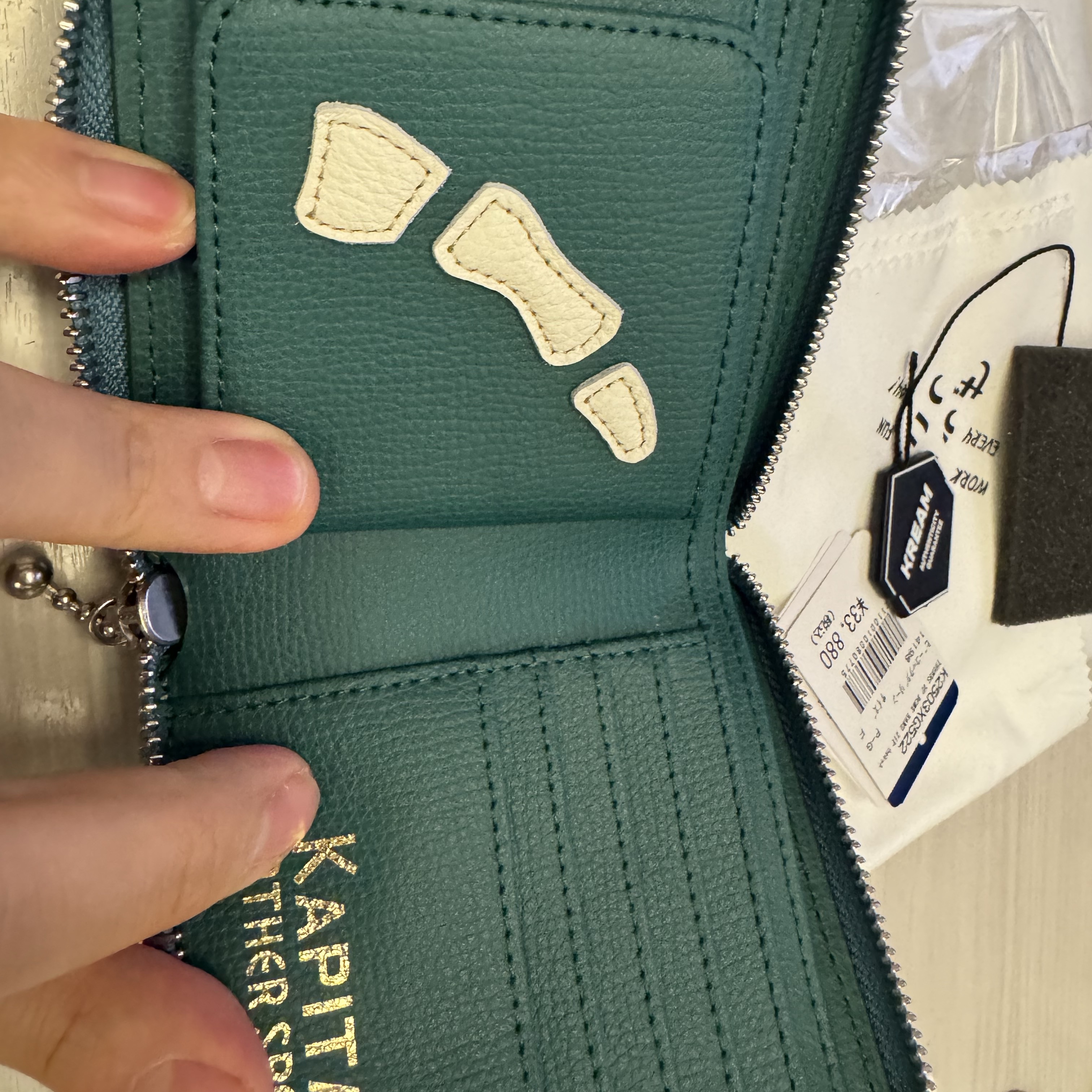 Kapital Thumbs Up Bone Hand Zip Wallet Peacock Green 착용 스타일 - 2