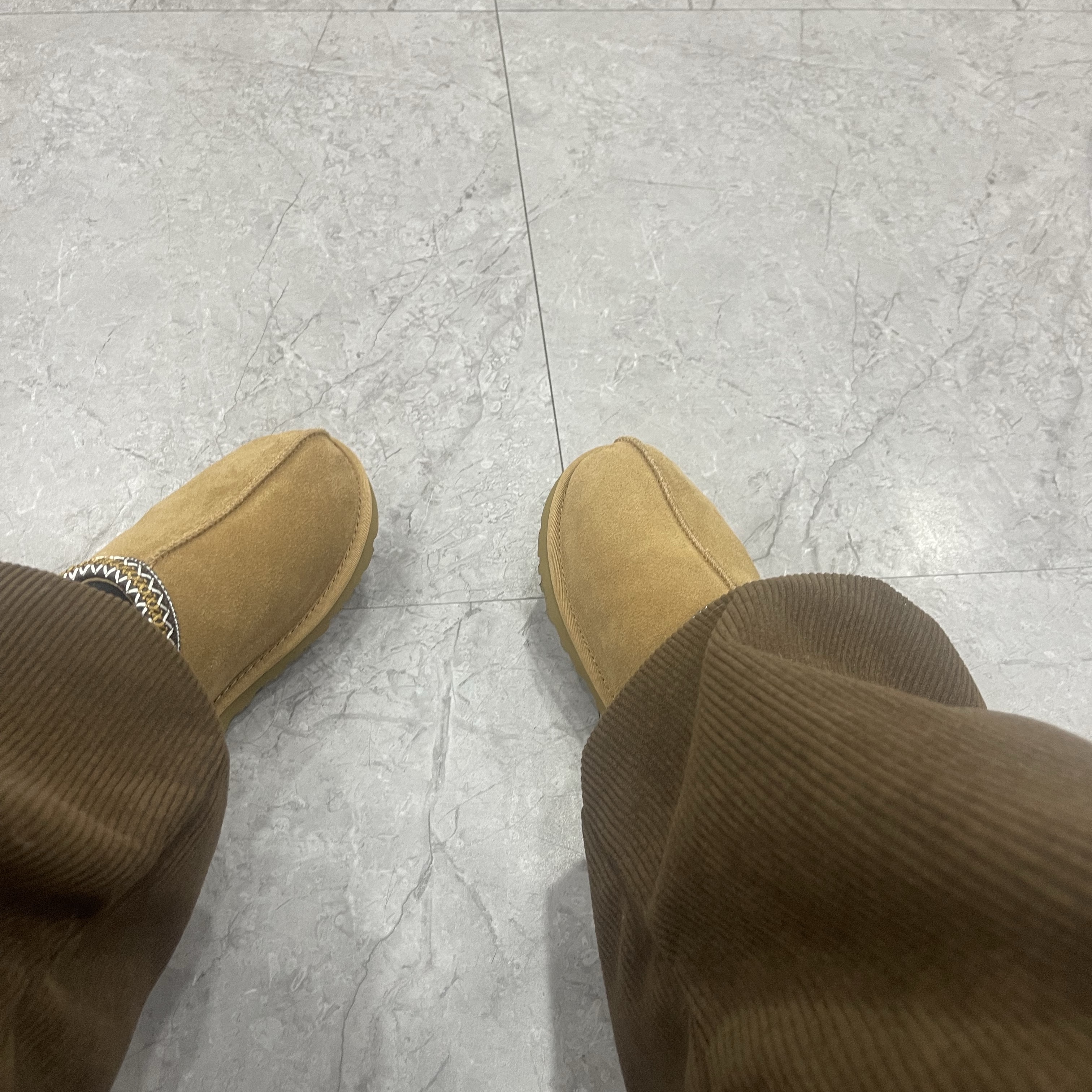 UGG Tasman II Slipper Chestnut 착용 스타일