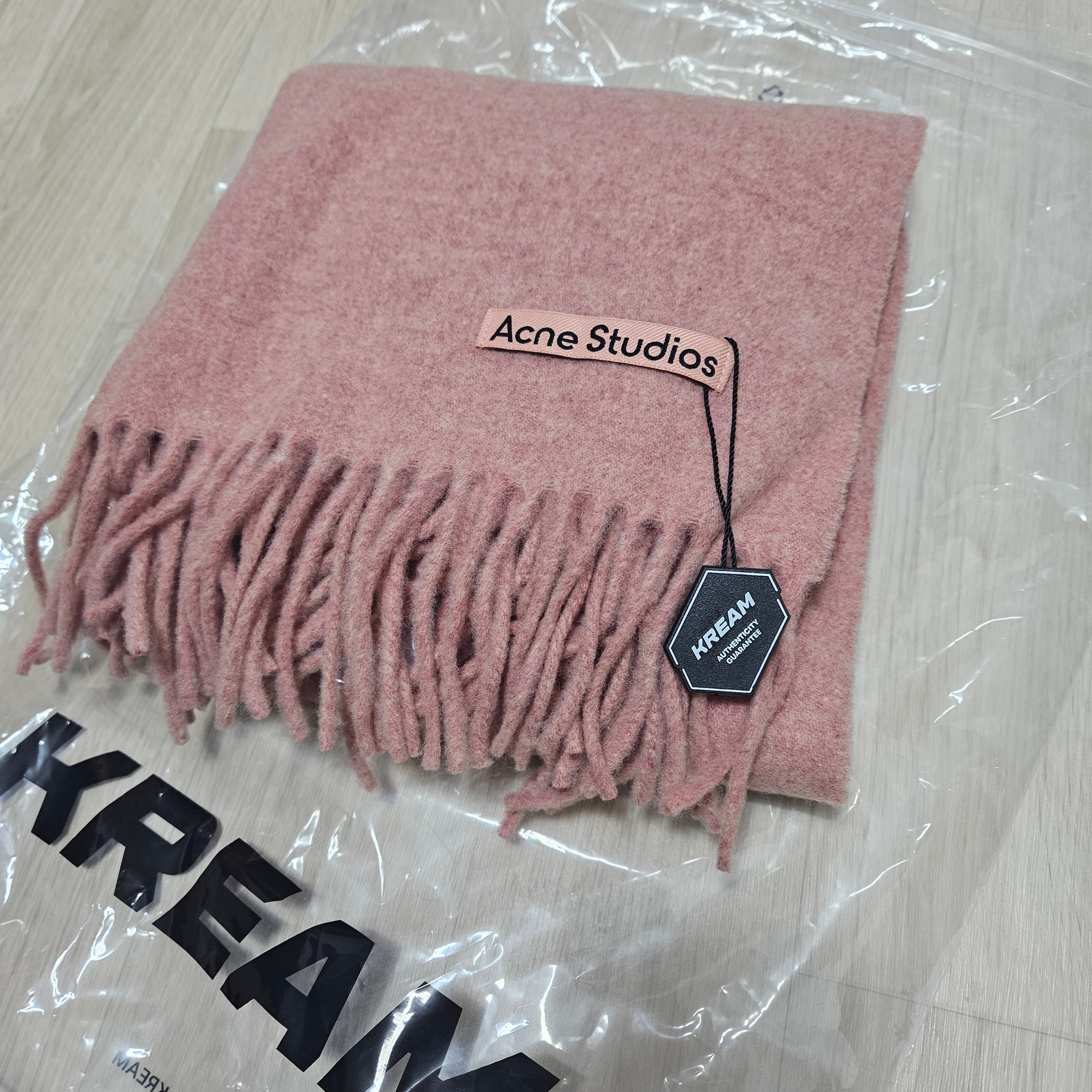 Acne Studios Narrow Wool Fringe Muffler Rose Melange 착용 스타일 - 2