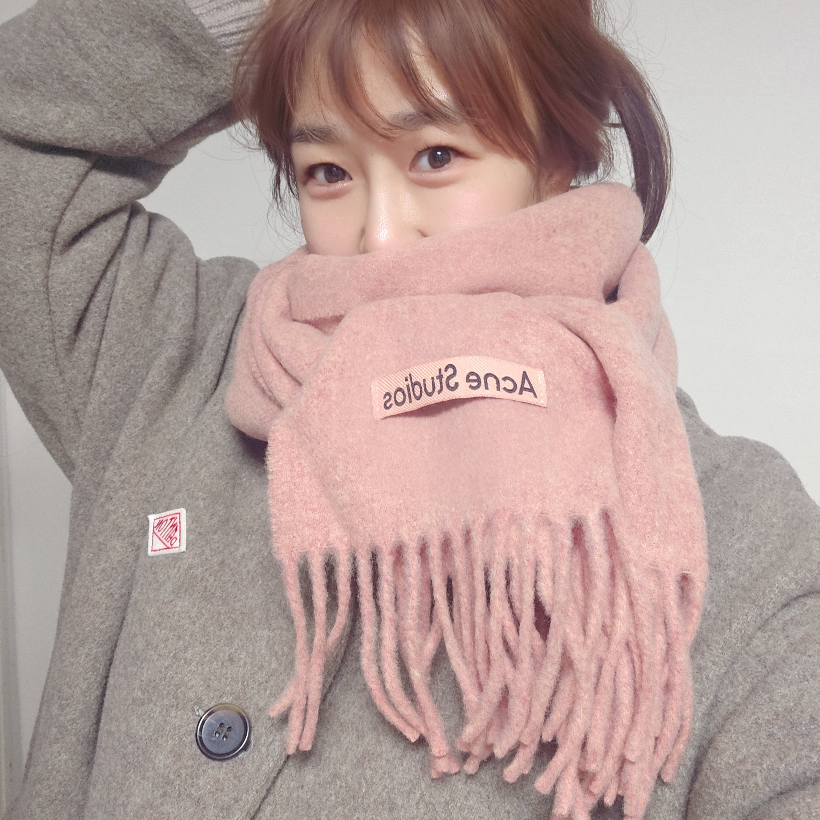 Acne Studios Narrow Wool Fringe Muffler Rose Melange 착용 스타일 - 1