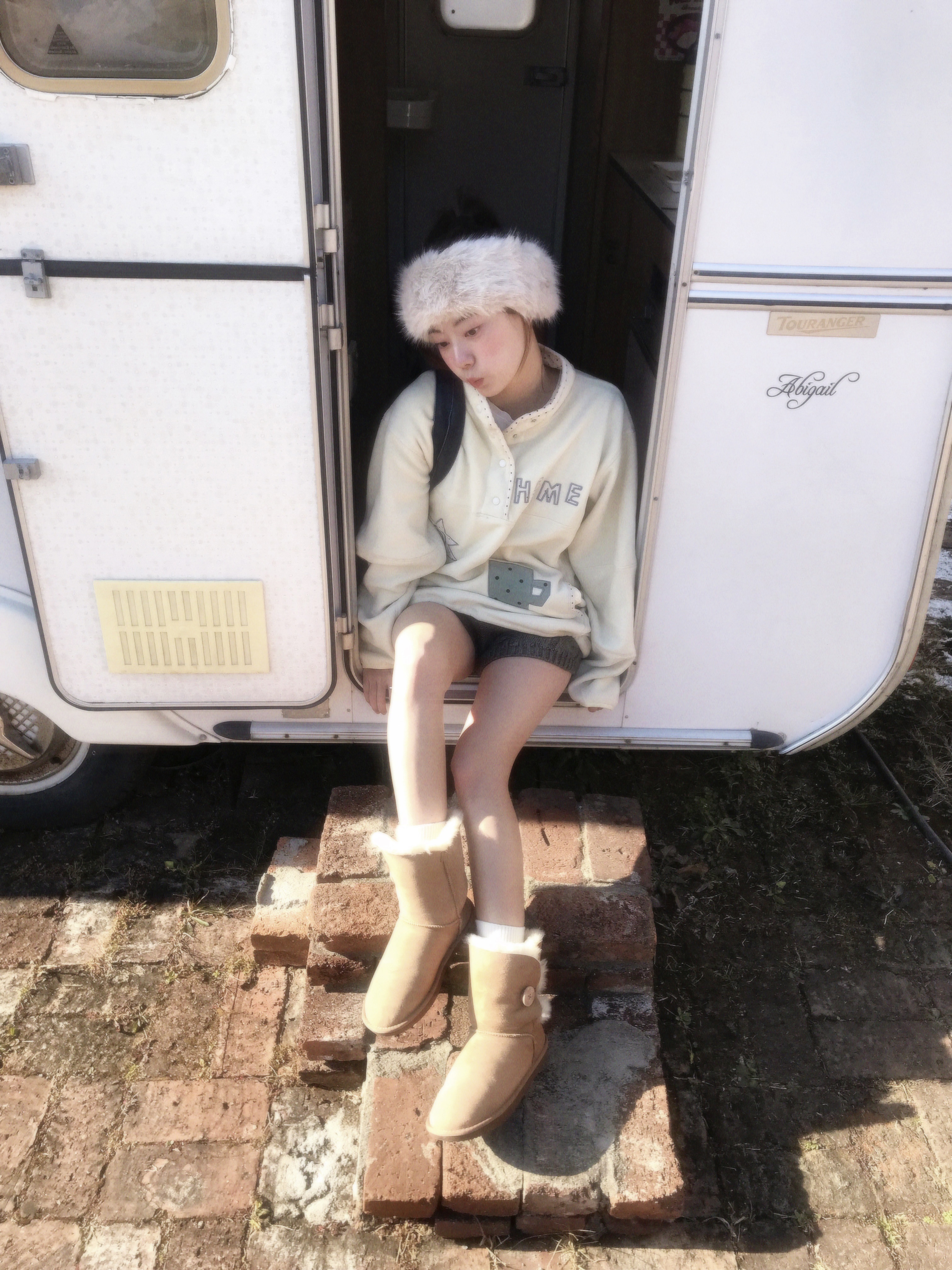 (W) UGG Bailey Button II Boots Chestnut 착용 스타일 - 1