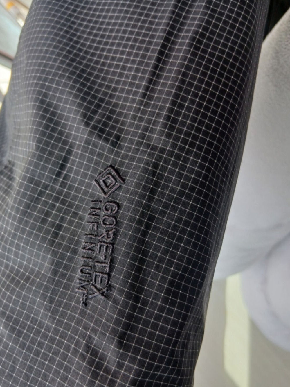 Arc'teryx Alpha Lightweight Parka Black, Arc'teryx Alpha Lightweight Parka Black 착용 스타일 - 5