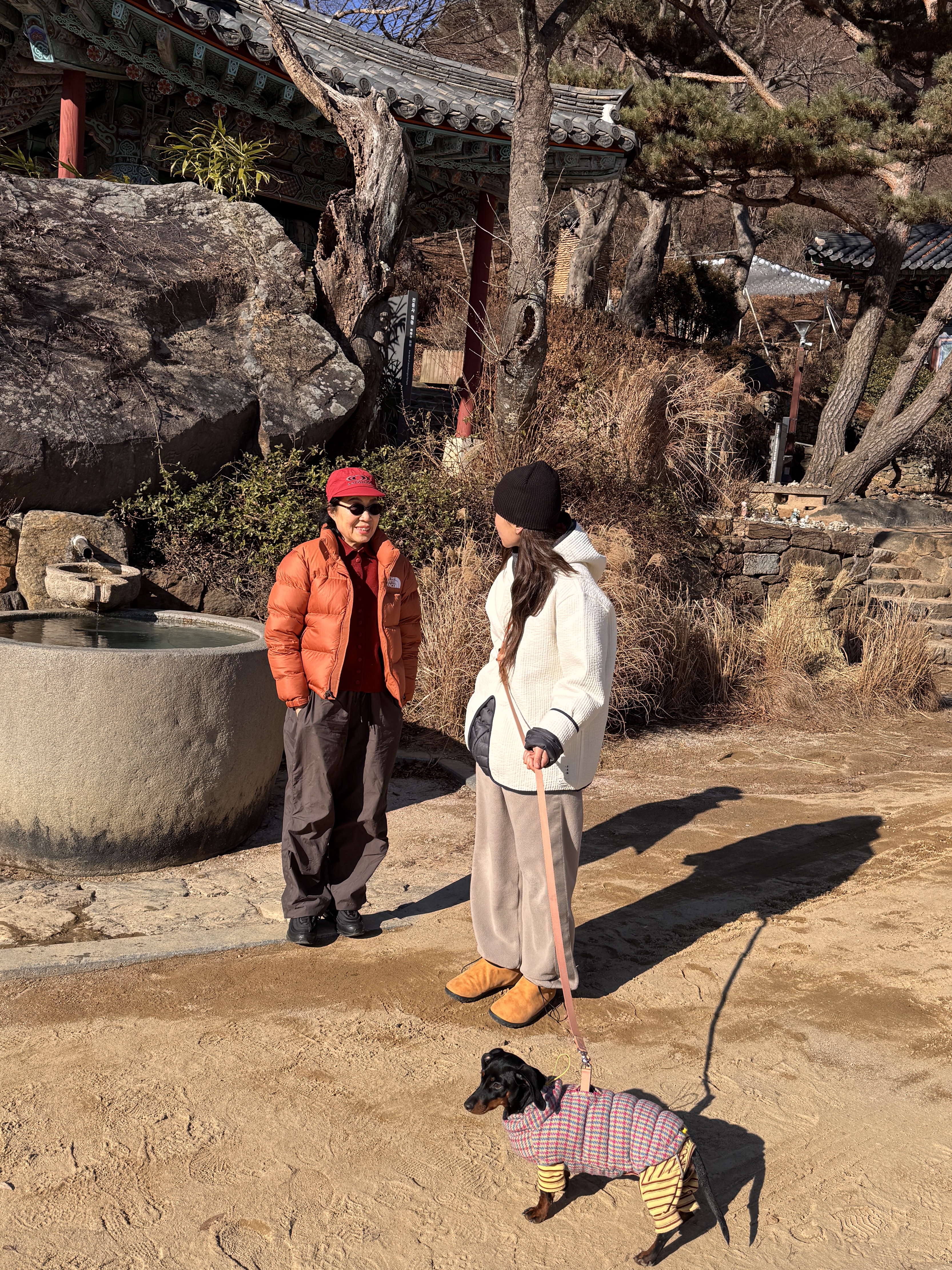 Oakley Session Beanie Blackout, Uniqlo x Needles Fleece Wide Pants Beige - KR 착용 스타일 - 2