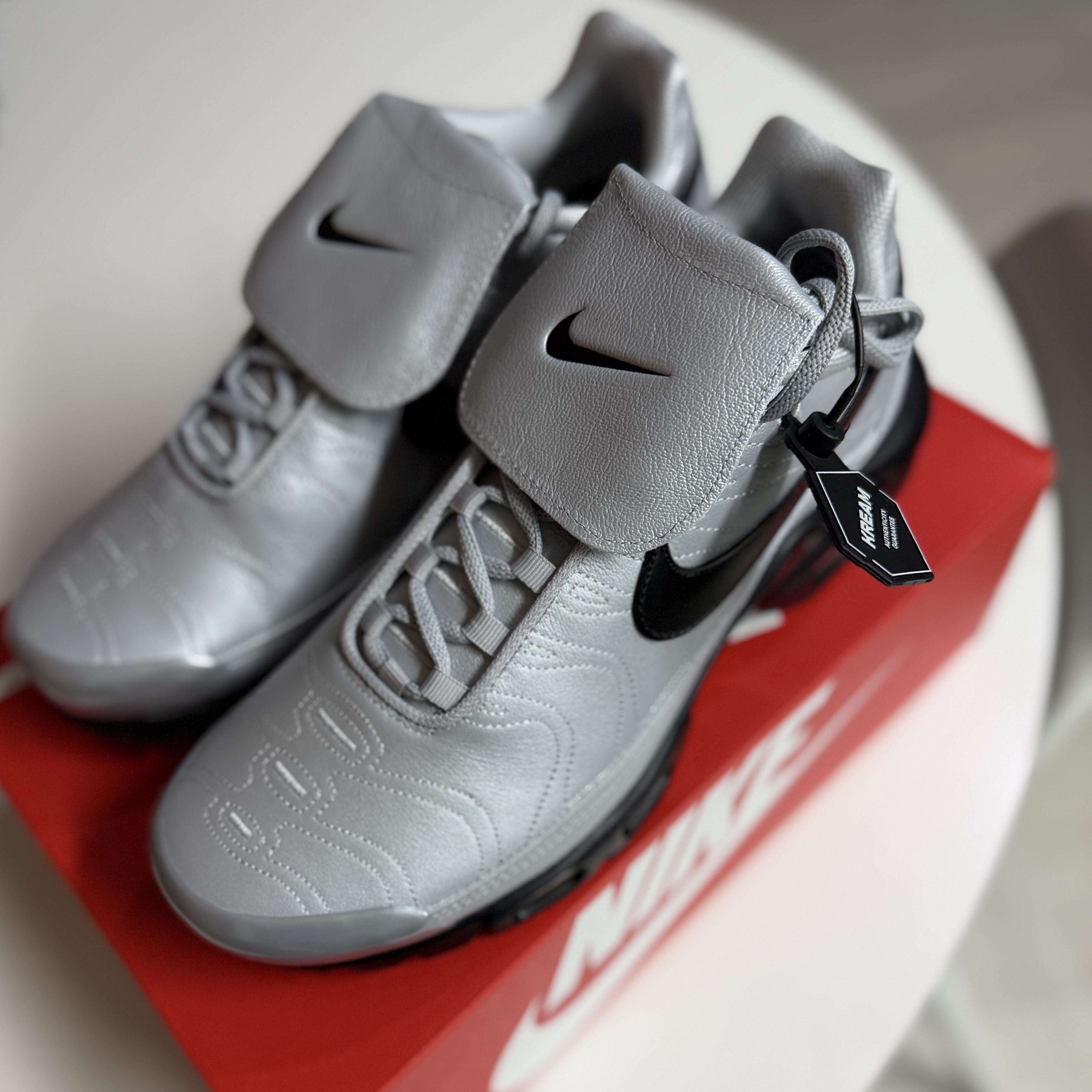 Nike Air Max Plus TNPO Wolf Grey and Black 착용 스타일 - 1
