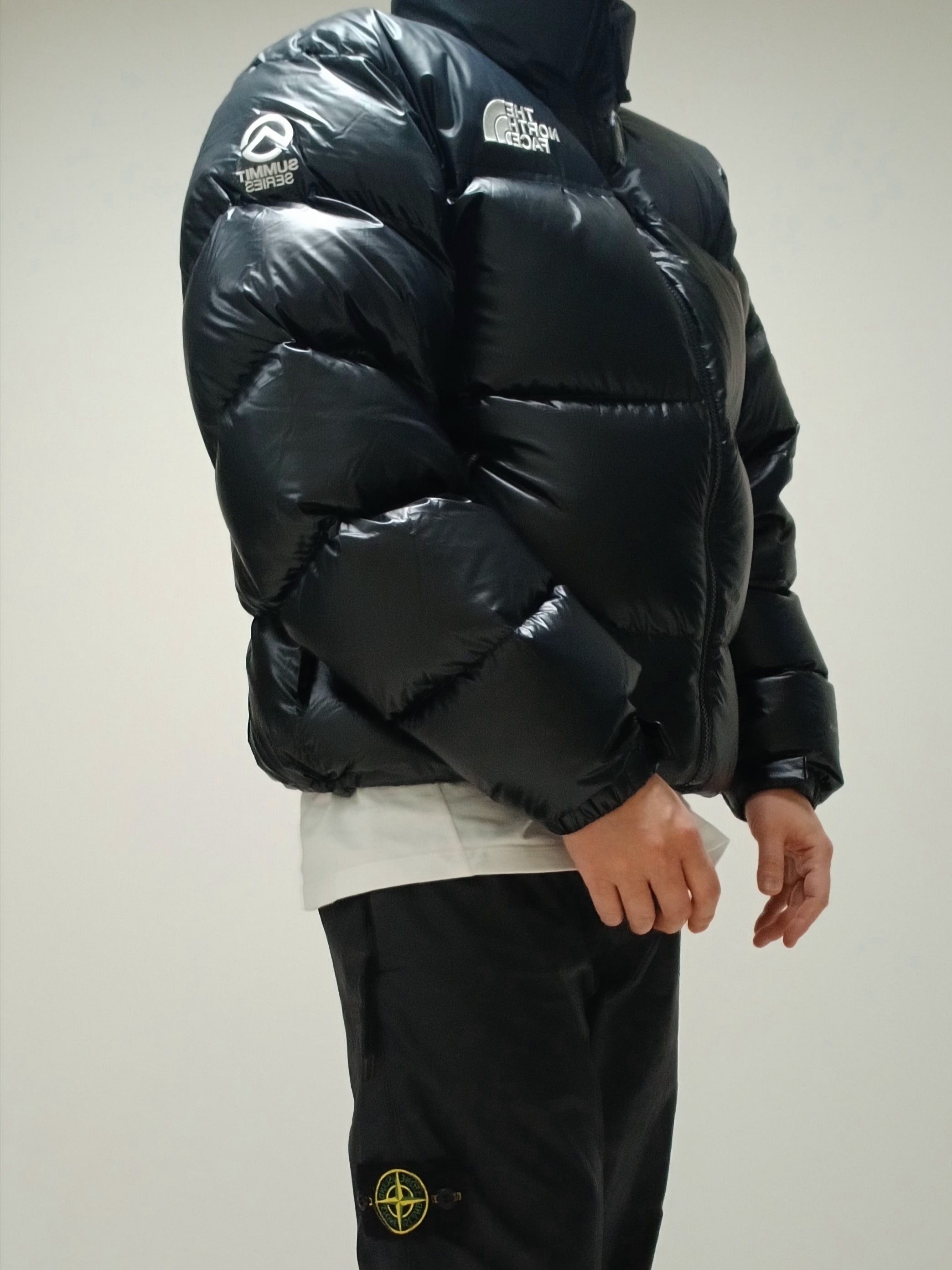 Supreme Small Box LS T-Shirt White - 24SS, The North Face Quantum Nuptse RDS Jacket Black 착용 스타일 - 1