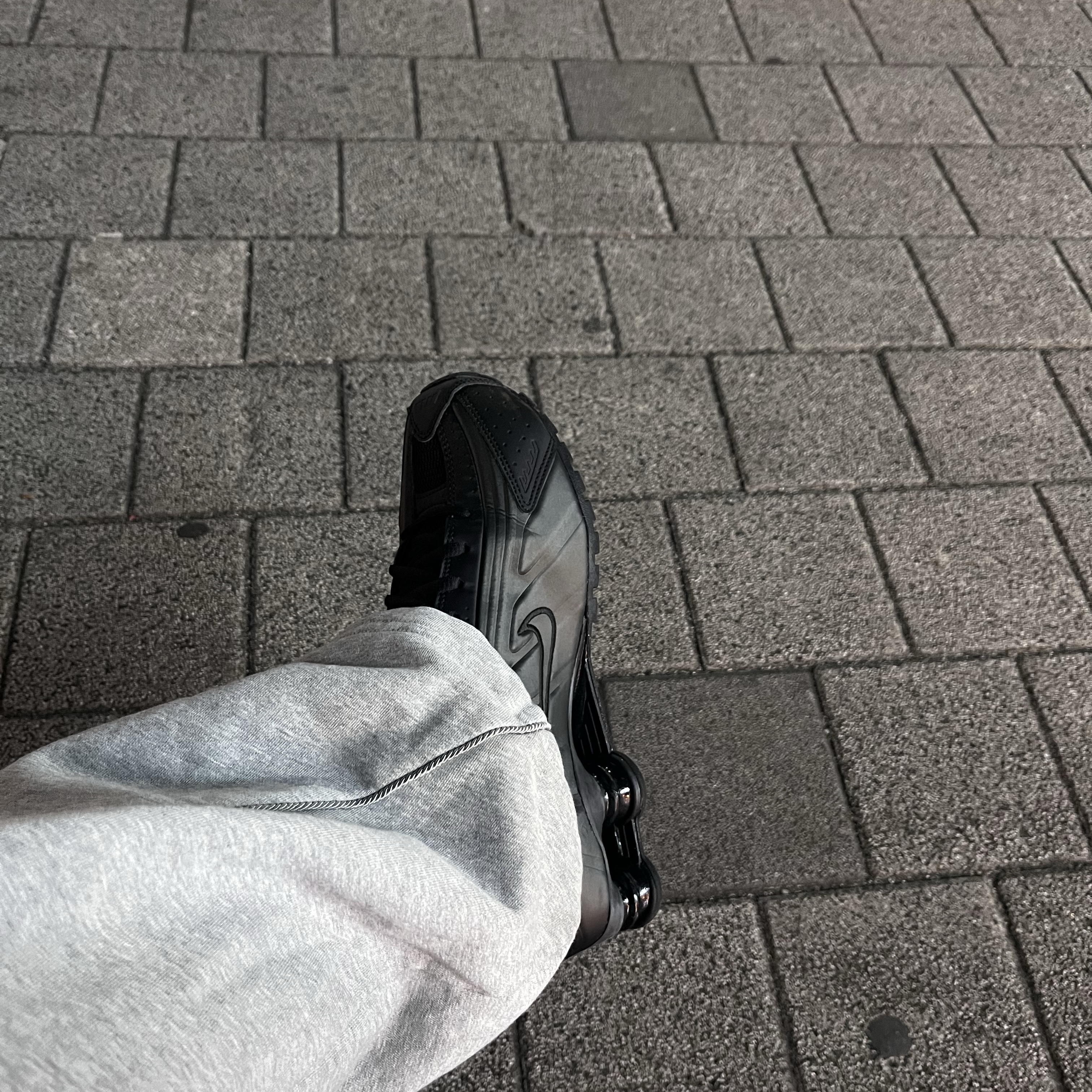 Nike Shox R4 Black Bright Crimson 착용 스타일