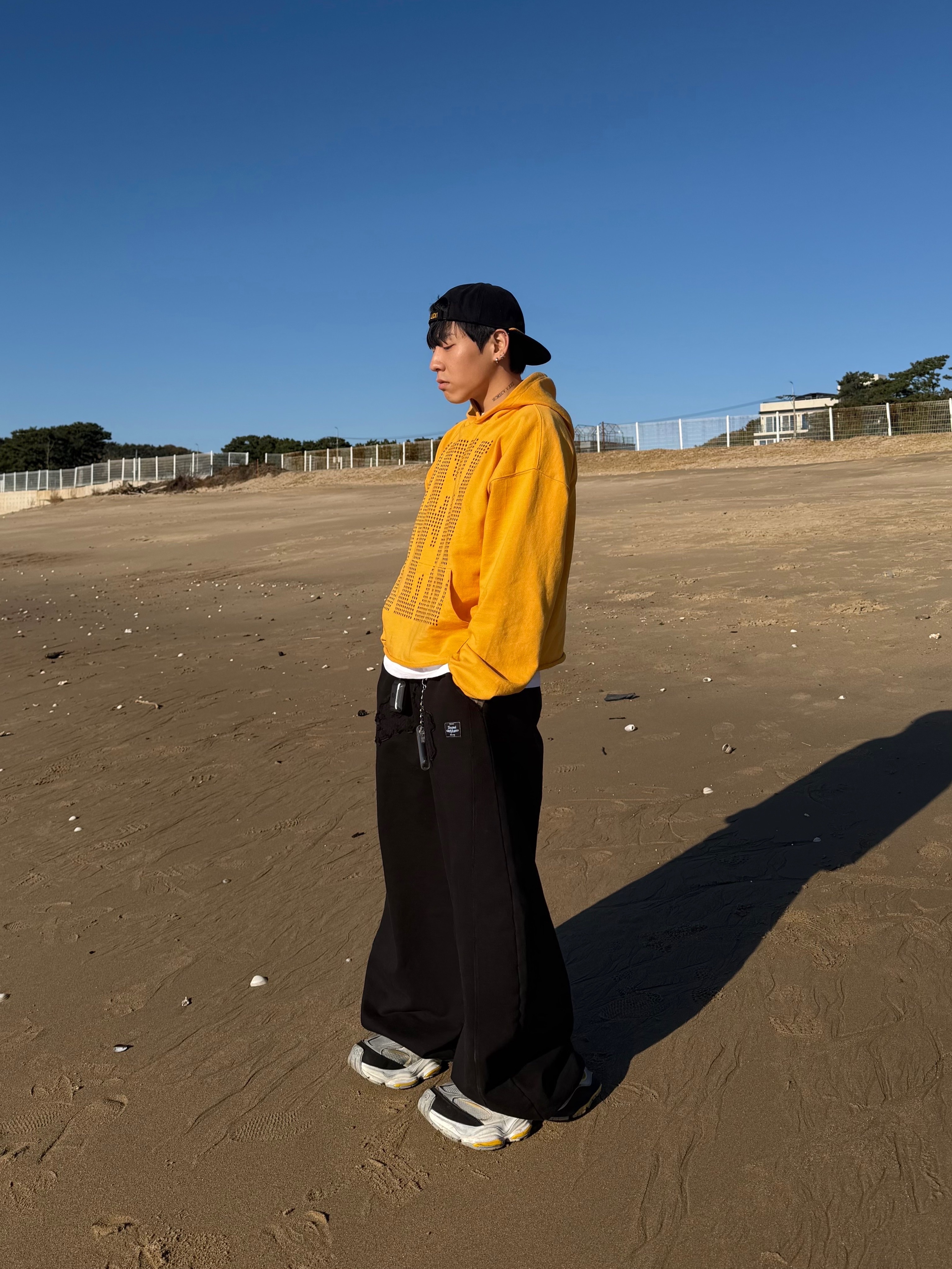 Balenciaga Cargo Sneakers White Grey 착용 스타일 - 3